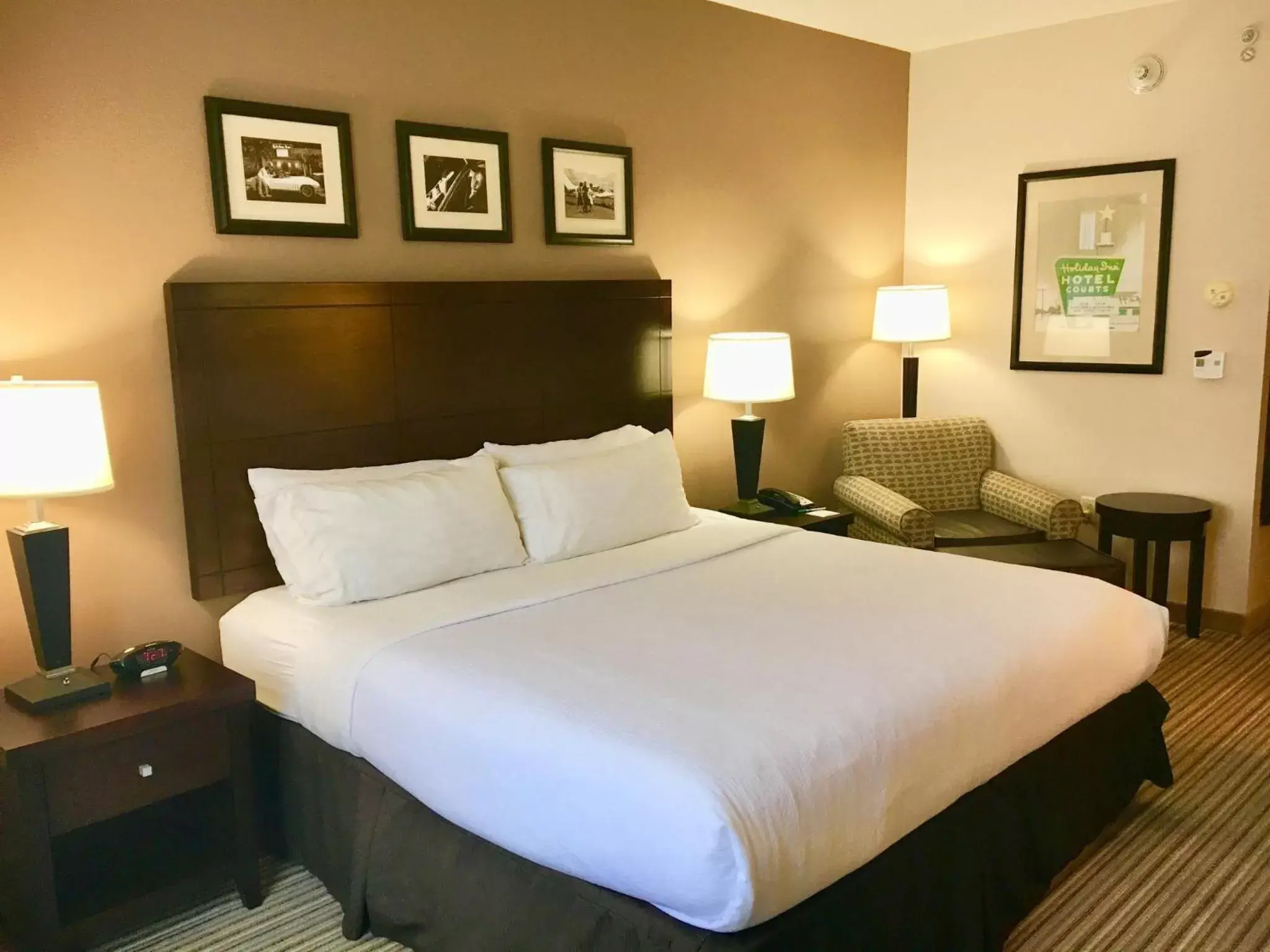 Photo of the whole room, Bed in Holiday Inn Louisville Airport - Fair/Expo, an IHG Hotel