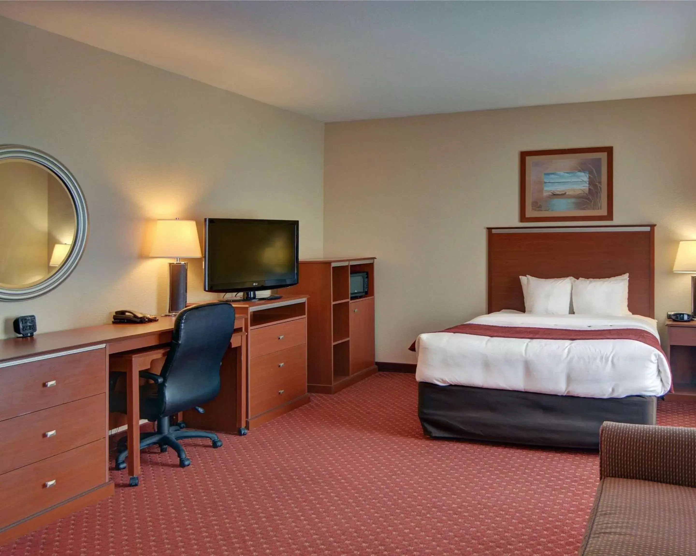 Photo of the whole room, TV/Entertainment Center in Quality Suites Near Cedar Creek Lake