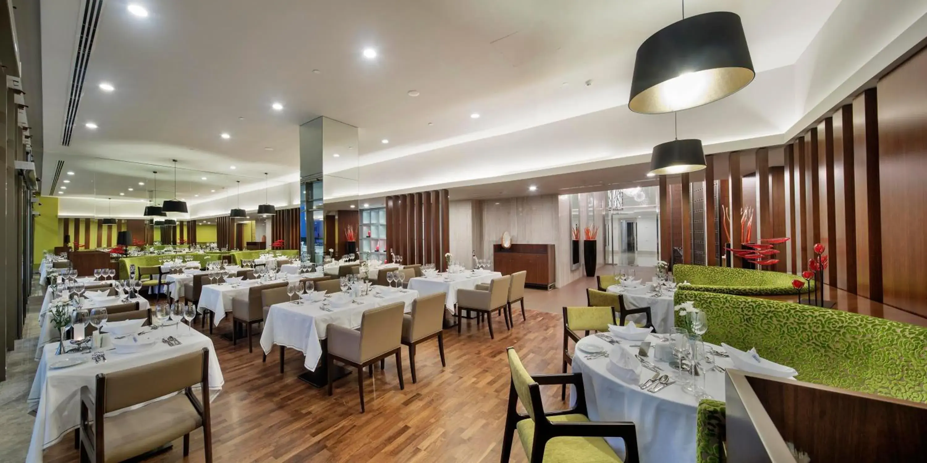 Restaurant/Places to Eat in The Sense Deluxe Hotel