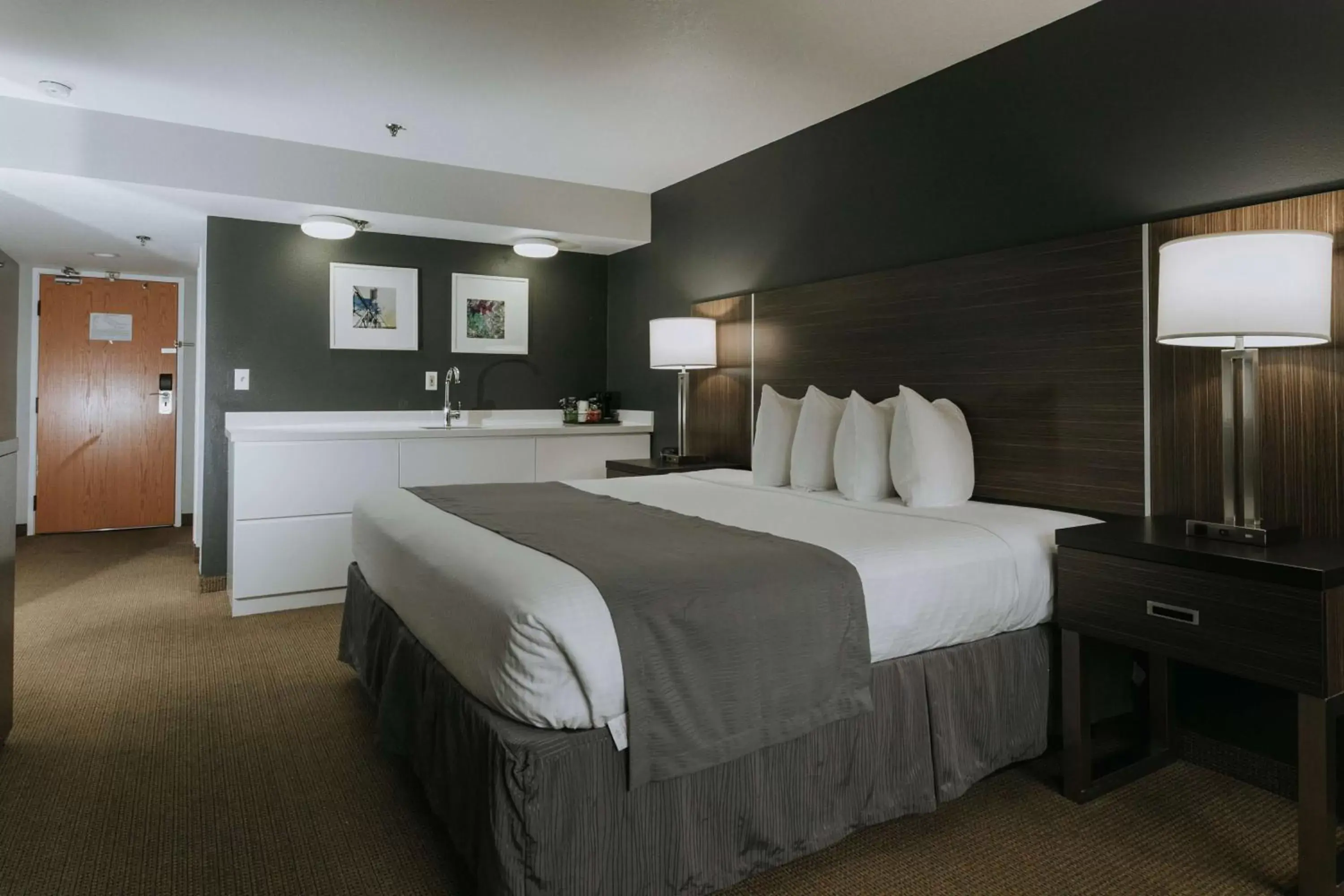 Photo of the whole room, Bed in Inn At The Meadows - Portland - Delta Park - Jantzen Beach