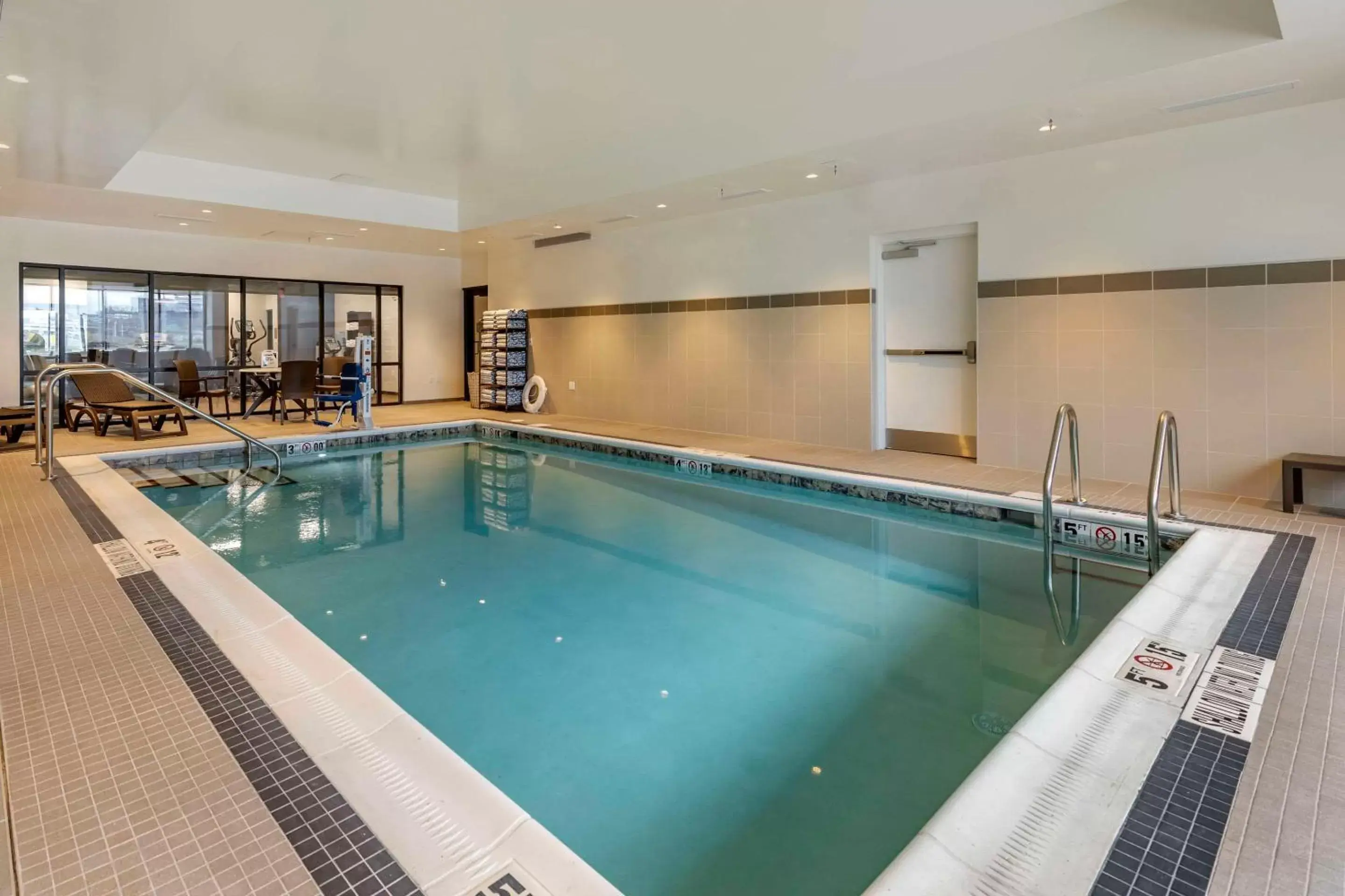 Swimming Pool in Comfort Inn & Suites Pittsburgh-Northshore