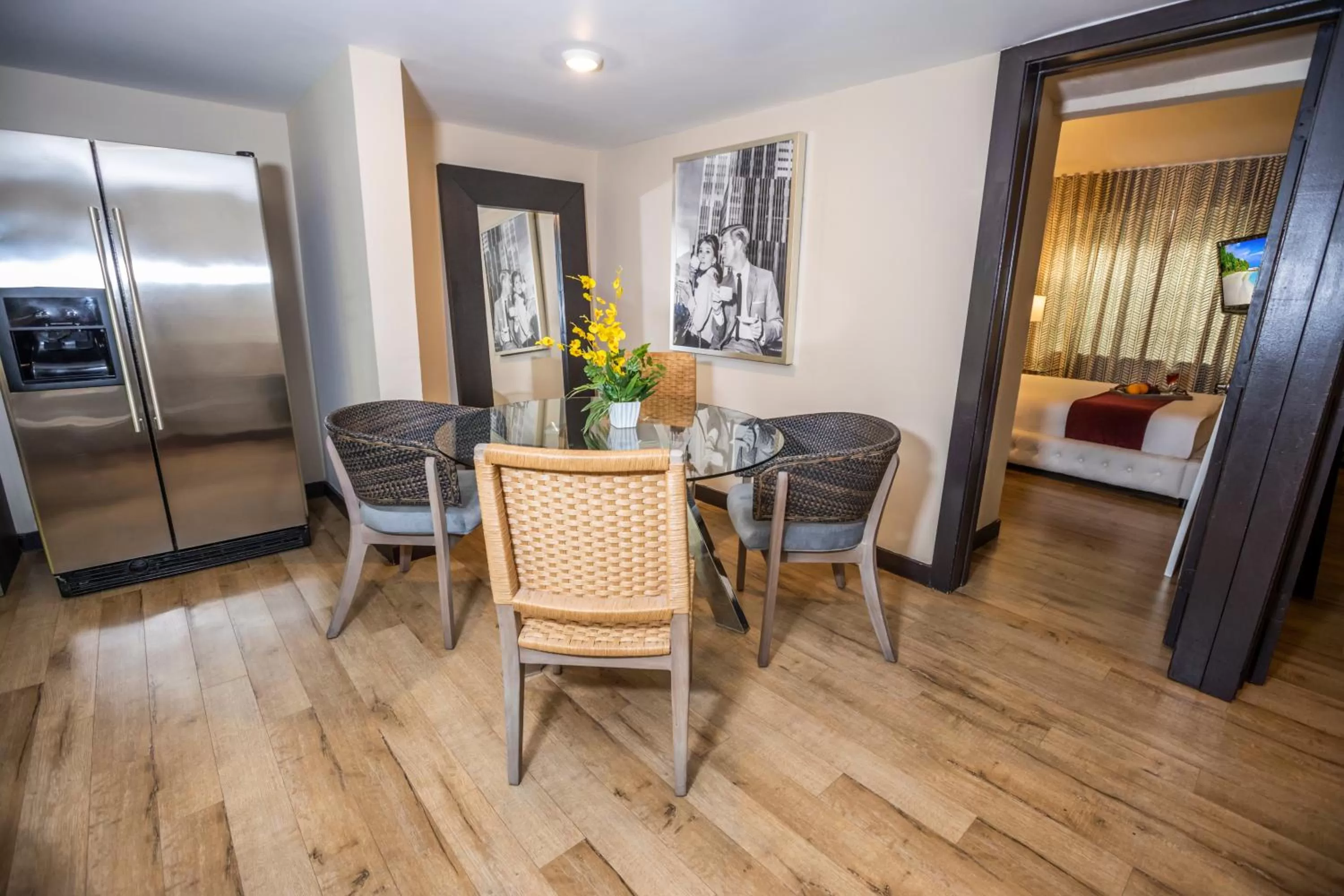 Dining area in Metropole Suites South Beach