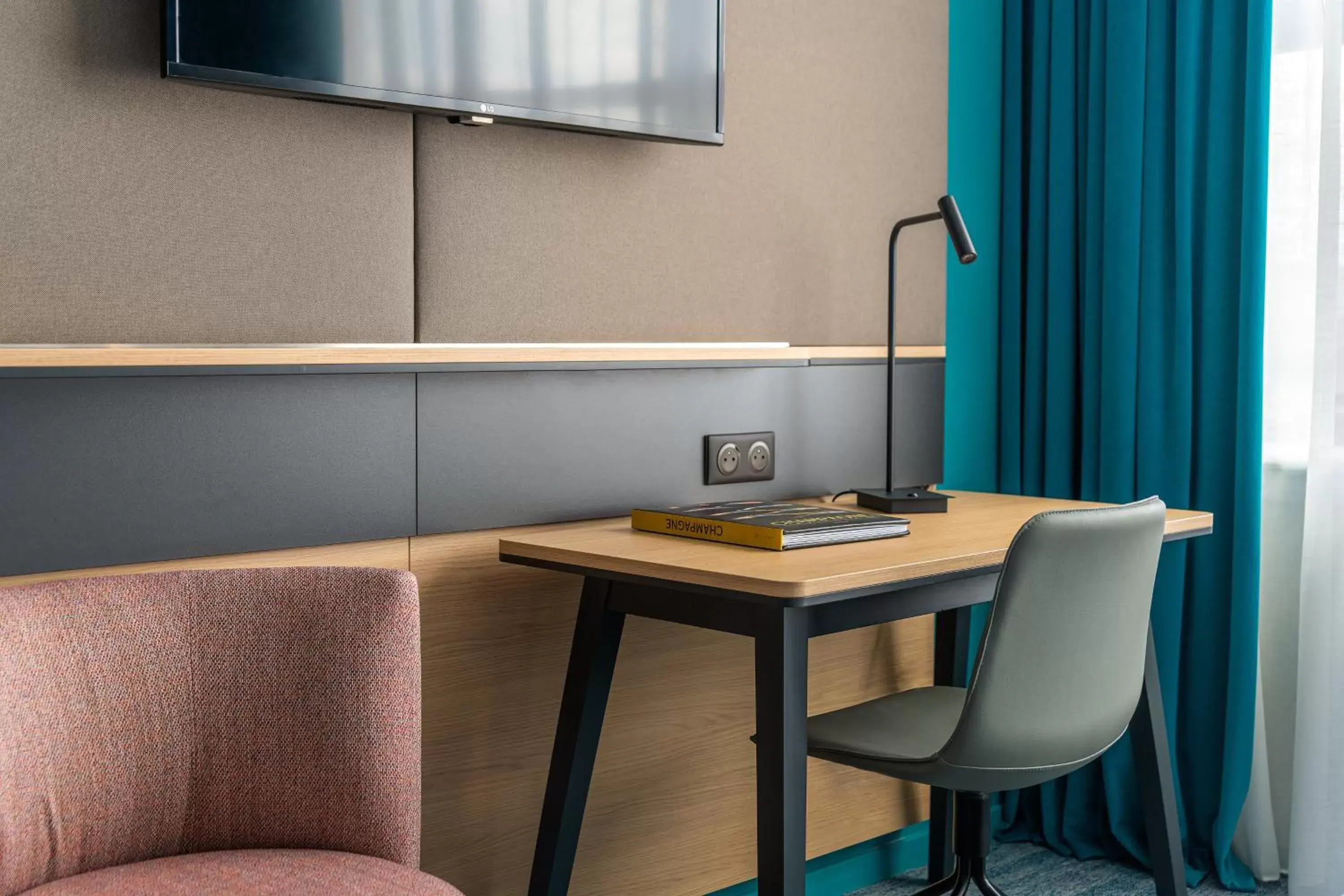 Bedroom, TV/Entertainment Center in Holiday Inn Reims Centre, an IHG Hotel