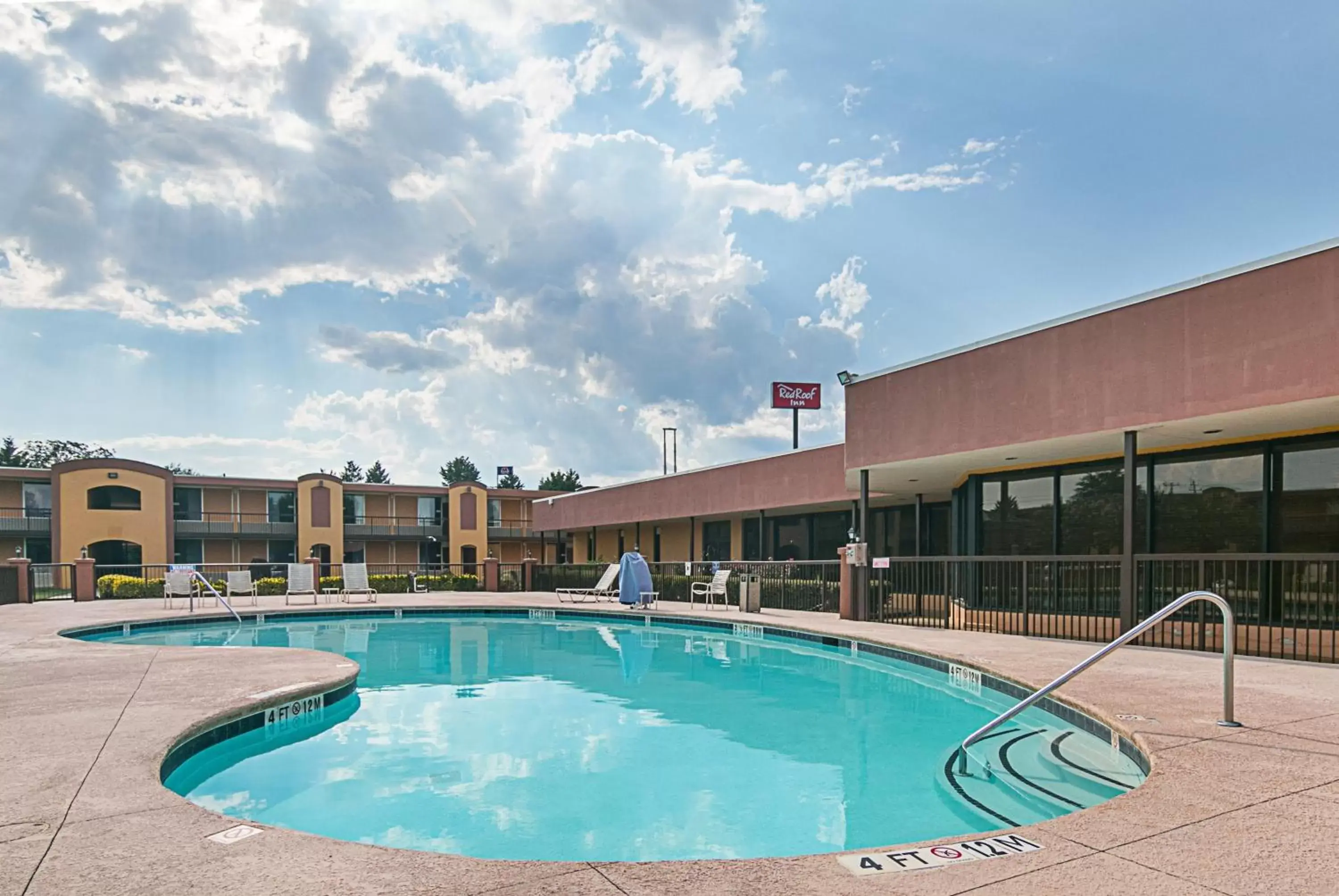 Property building, Swimming Pool in Red Roof Inn Forsyth