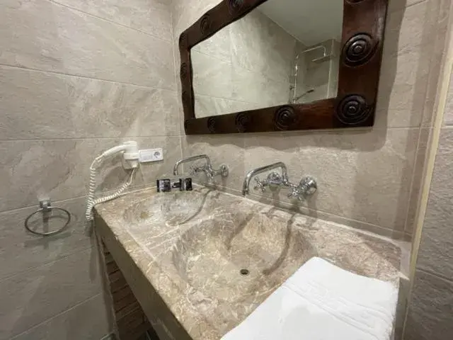 Bathroom in Hotel Mas Palou