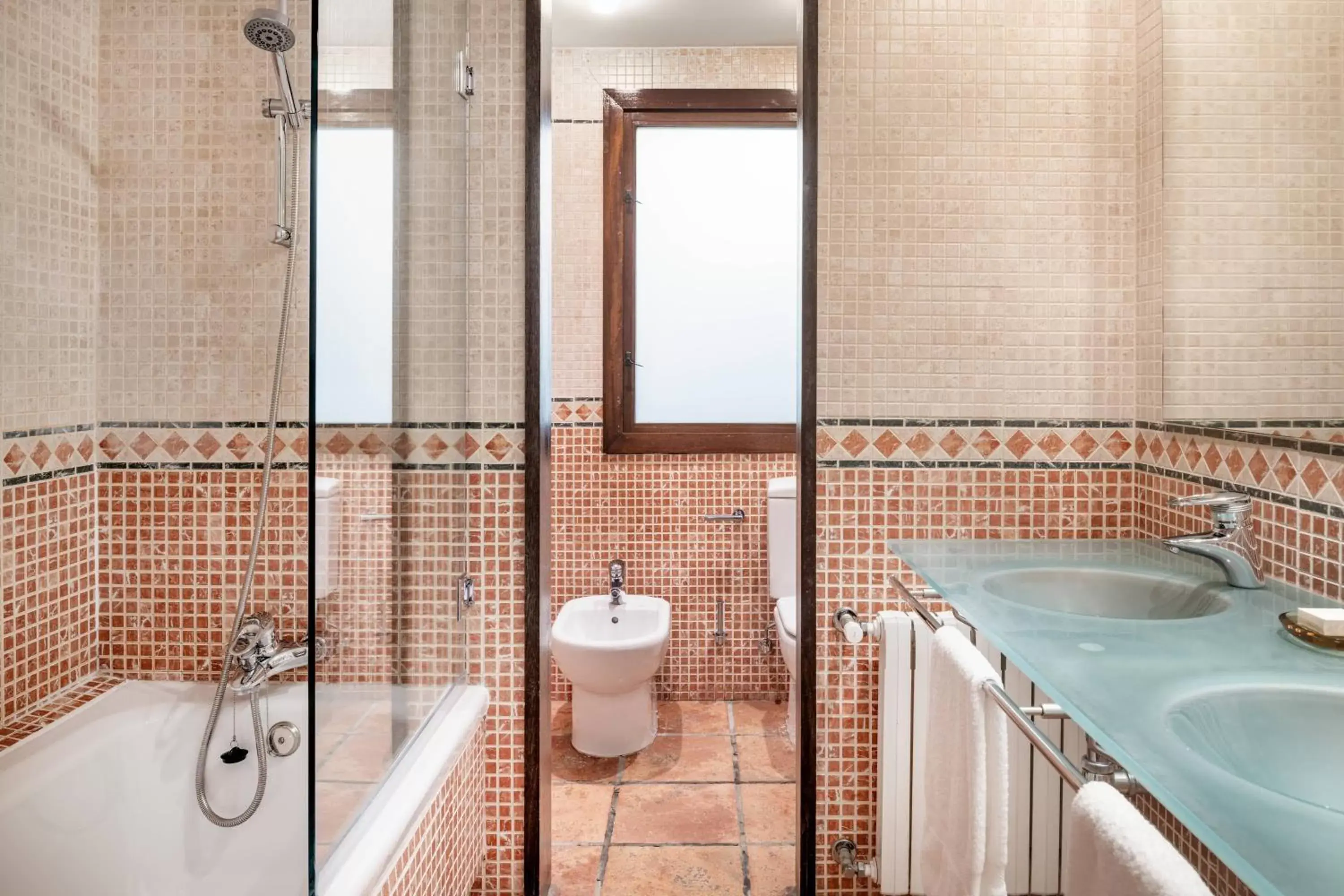 Bathroom in Hotel Palacio de Santa Paula, Autograph Collection