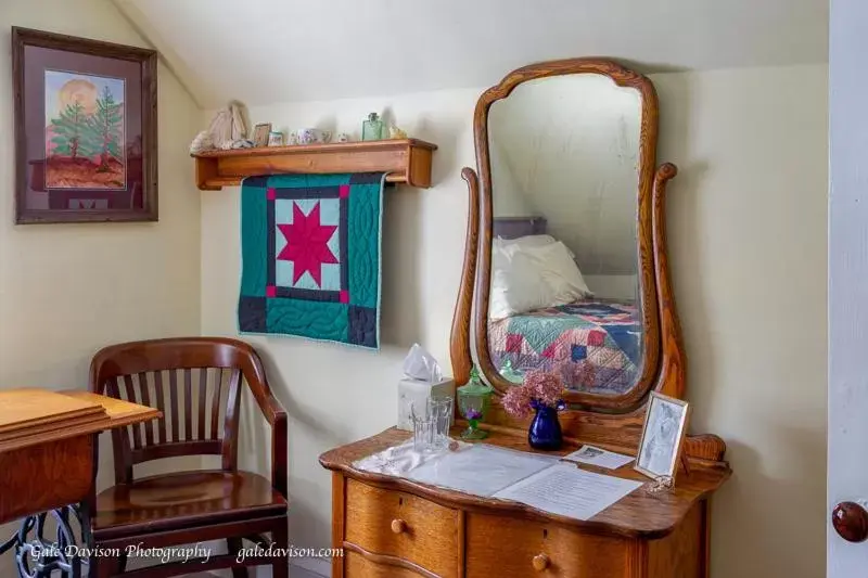 Bed, Seating Area in Clary Lake Bed and Breakfast