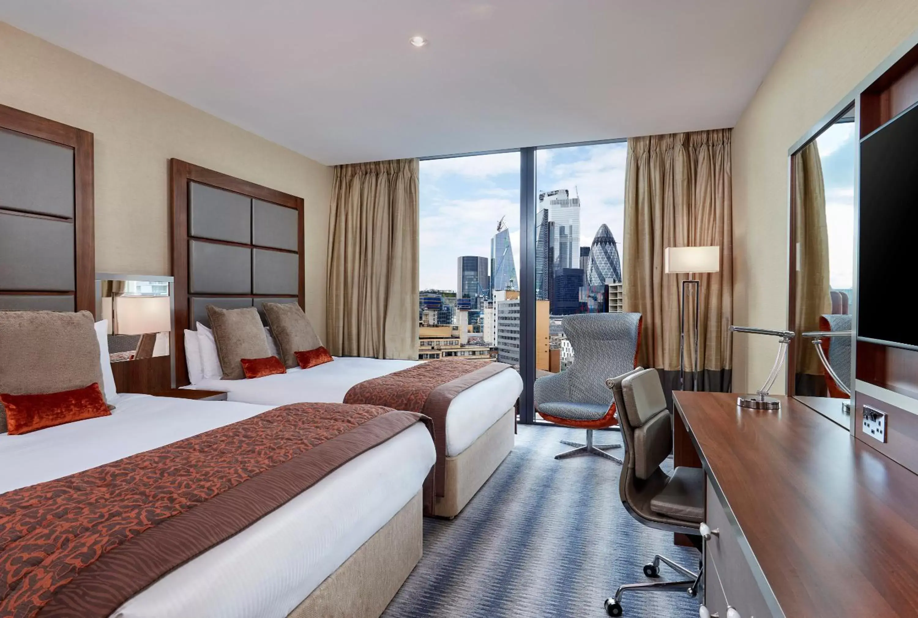 Photo of the whole room, Bed in Leonardo Royal London Tower Bridge Photo of the whole room, Bed in Leonardo Royal London Tower Bridge