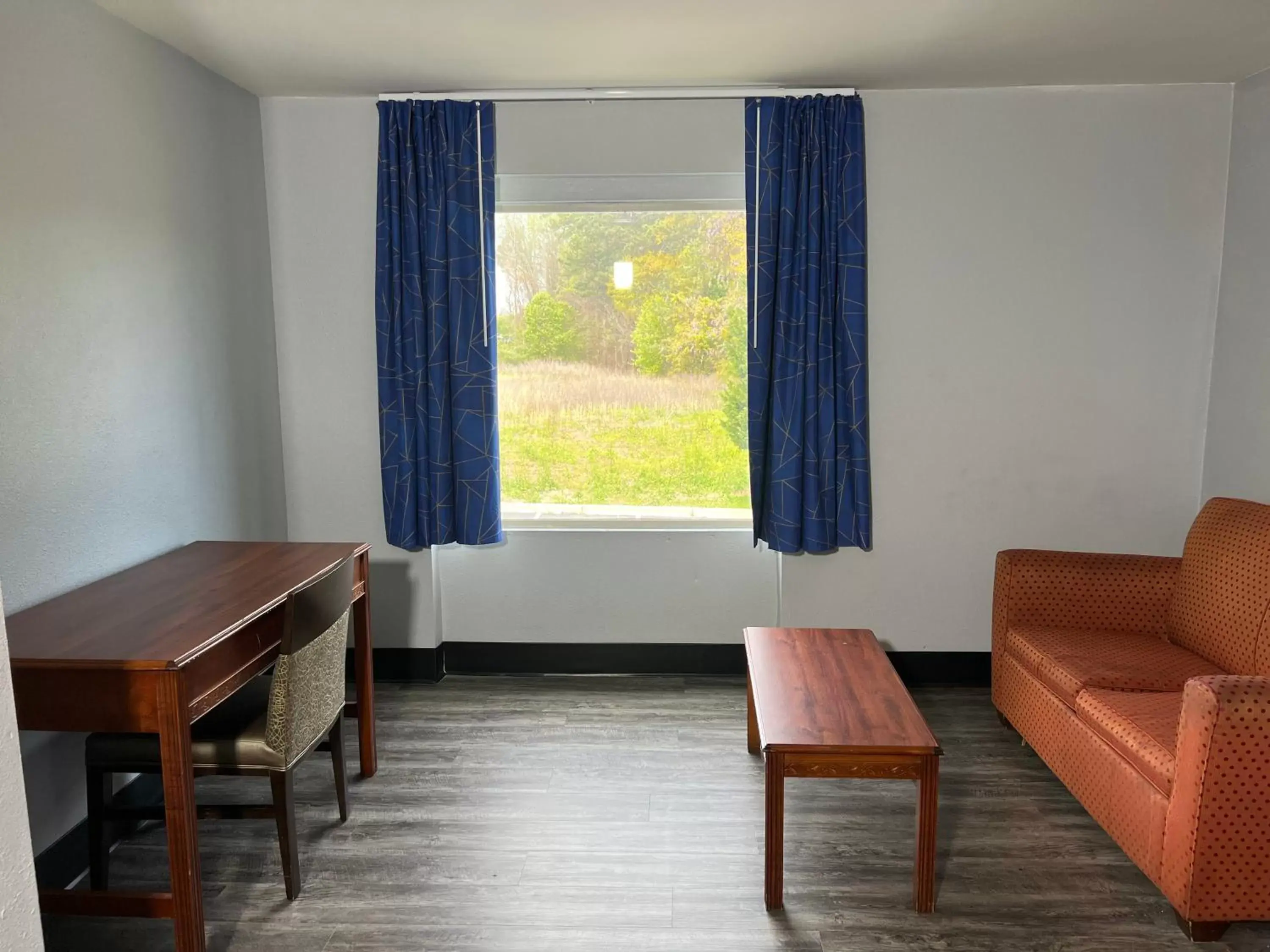 Living room, Seating Area in Jamestown inn & Suites