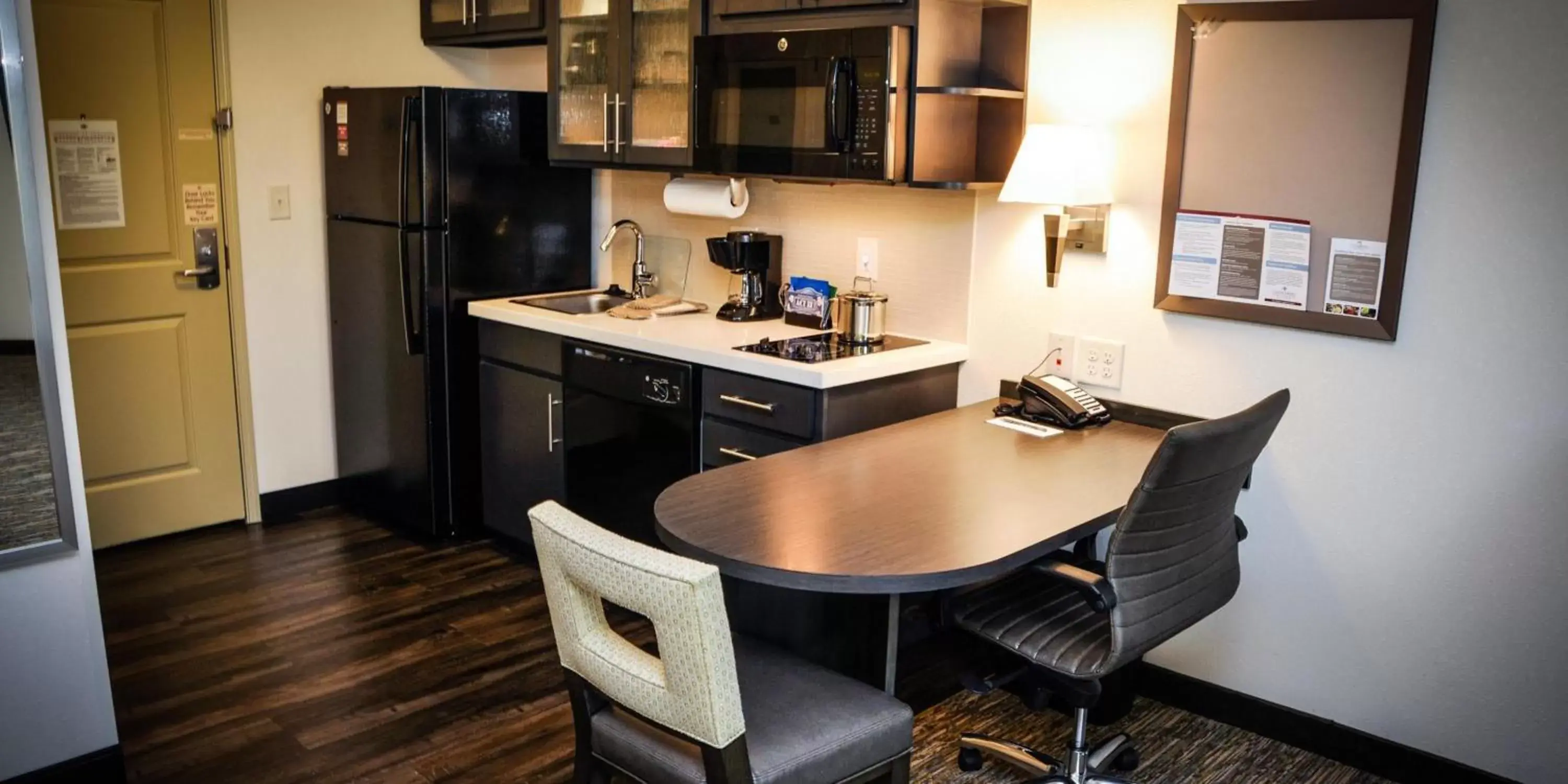 Photo of the whole room, Kitchen/Kitchenette in Candlewood Suites Pearl, an IHG Hotel