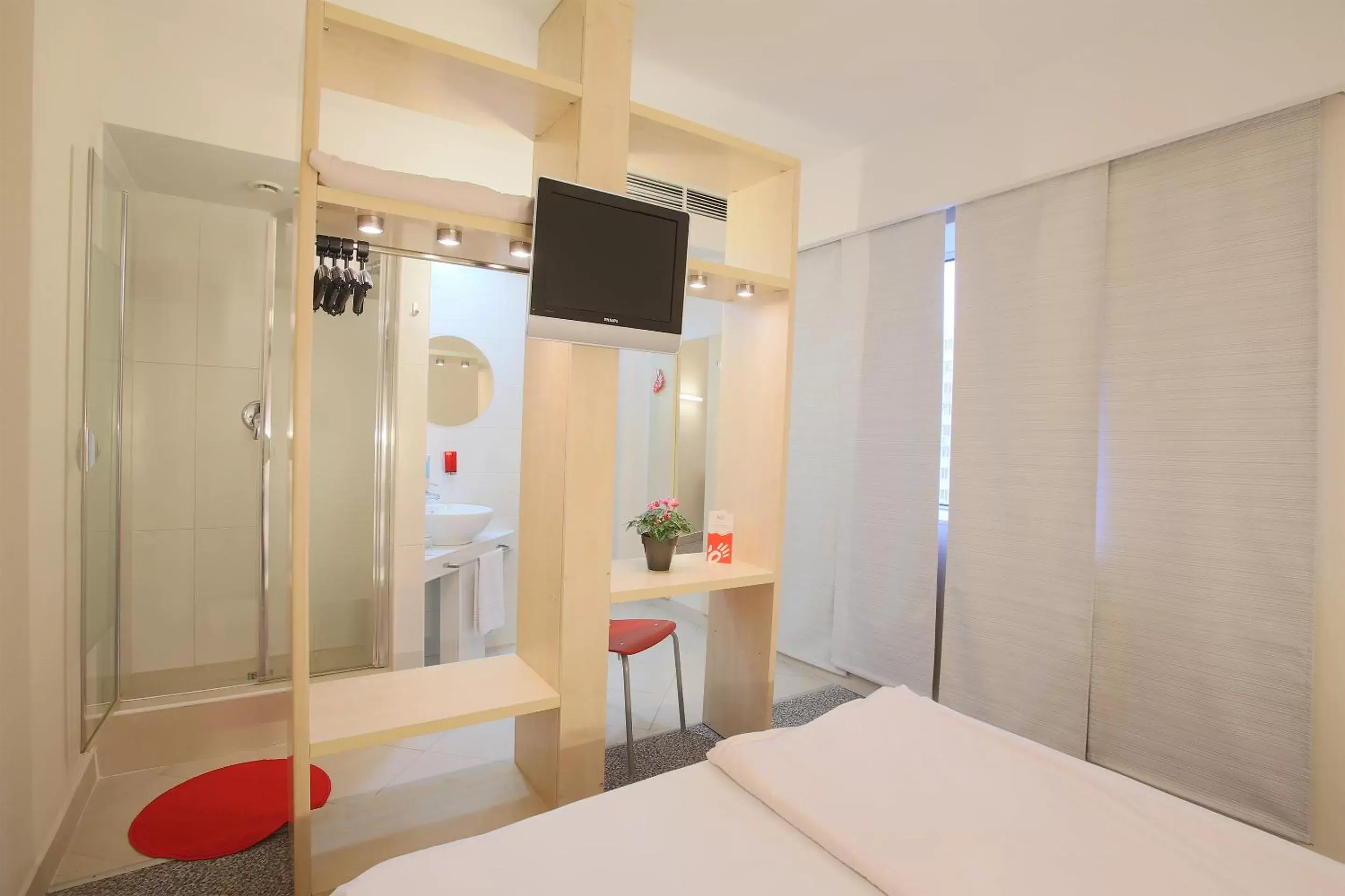 Bathroom, Bed in Hello Hotels Gara de Nord