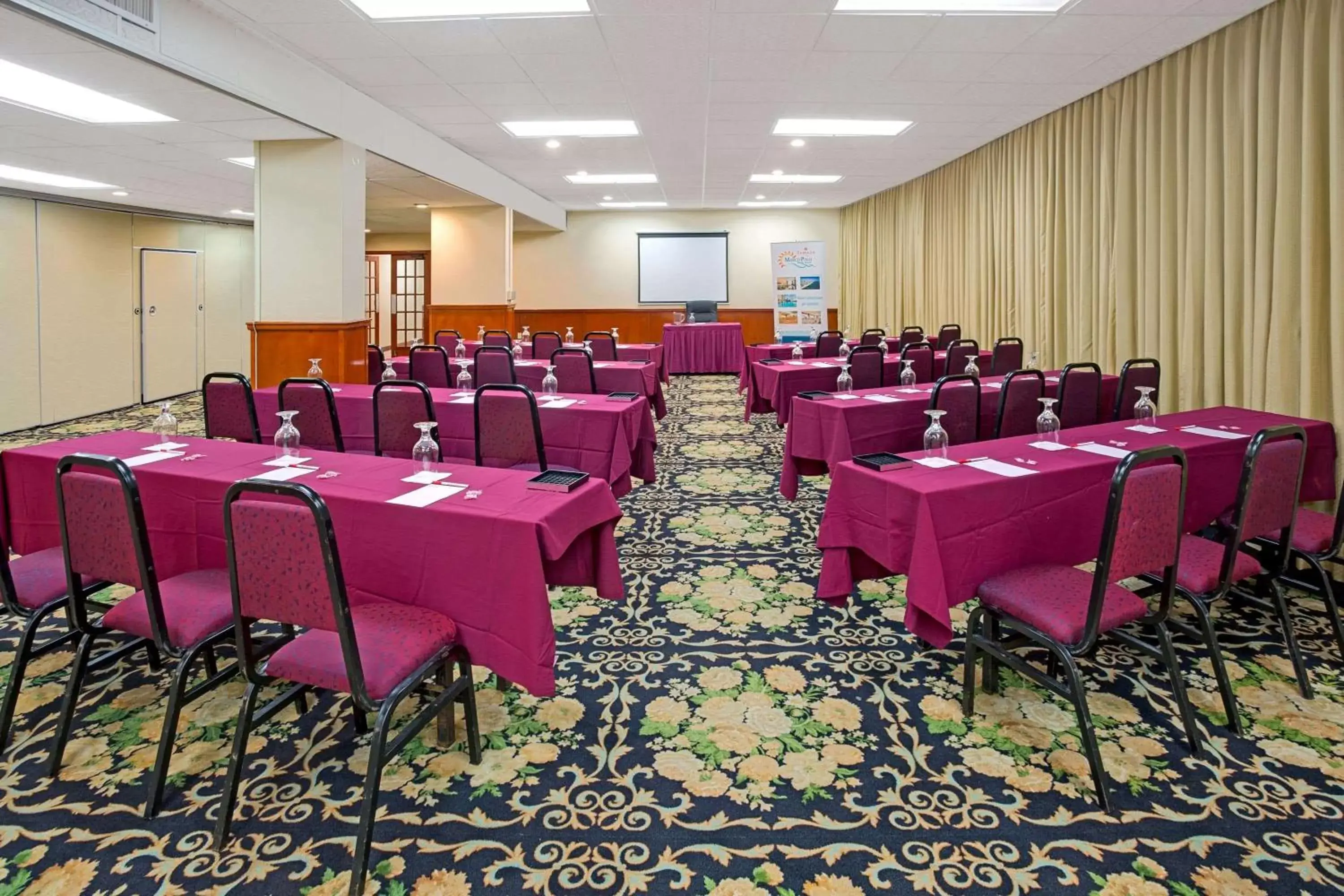 Meeting/conference room in Ramada Plaza by Wyndham Marco Polo Beach Resort