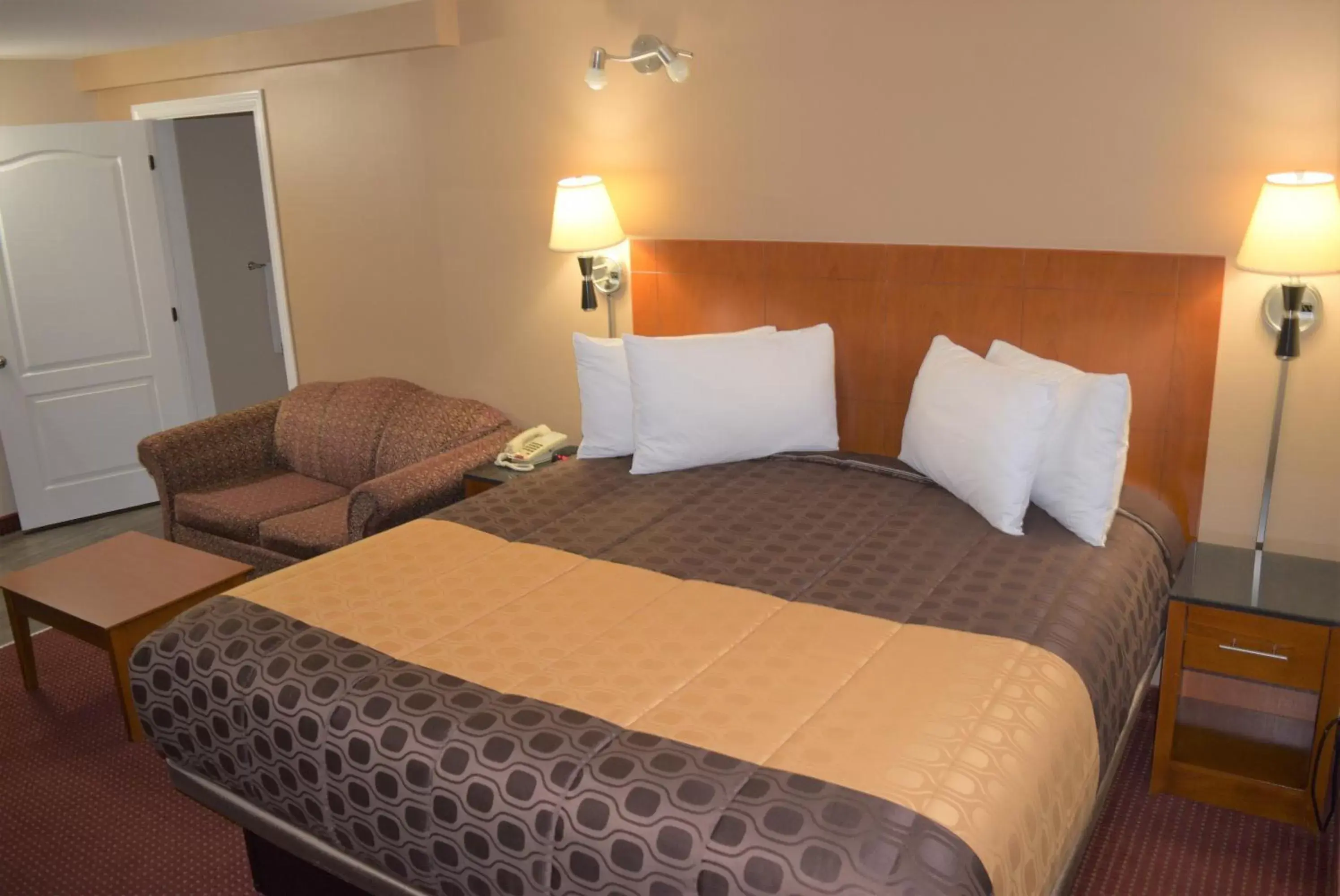 Bed in Knights Inn Arnprior Bed in Knights Inn Arnprior