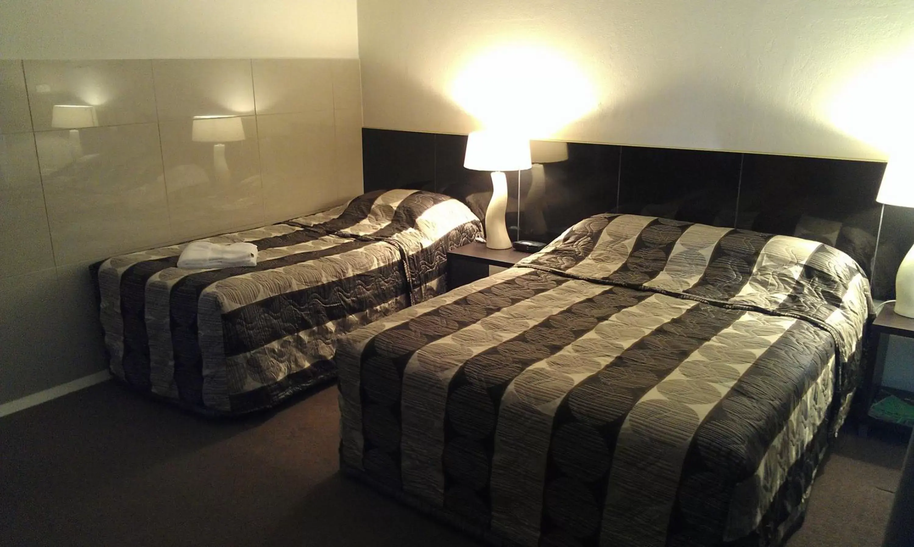 Bed in Avalon Motel