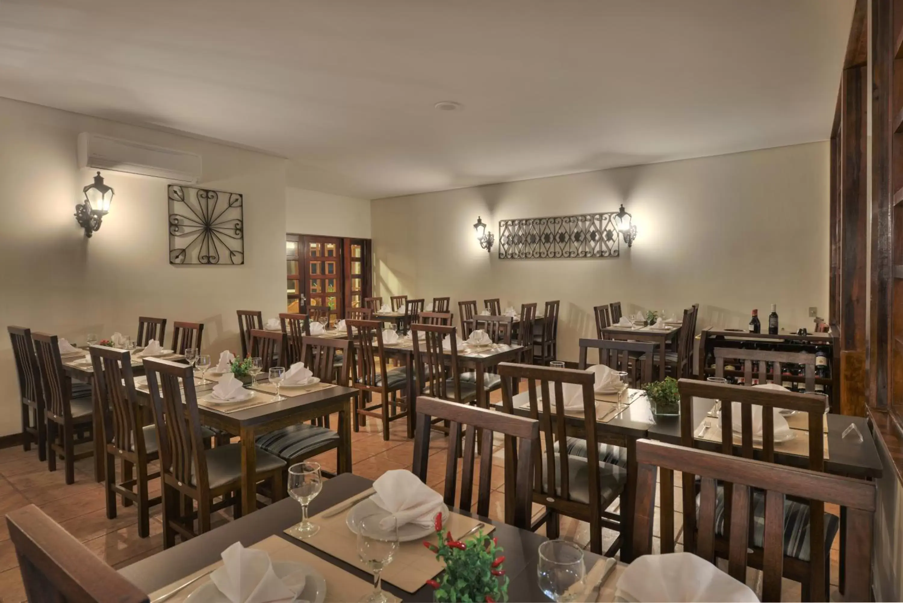 Restaurant/Places to Eat in Hotel Deville Express Guaira