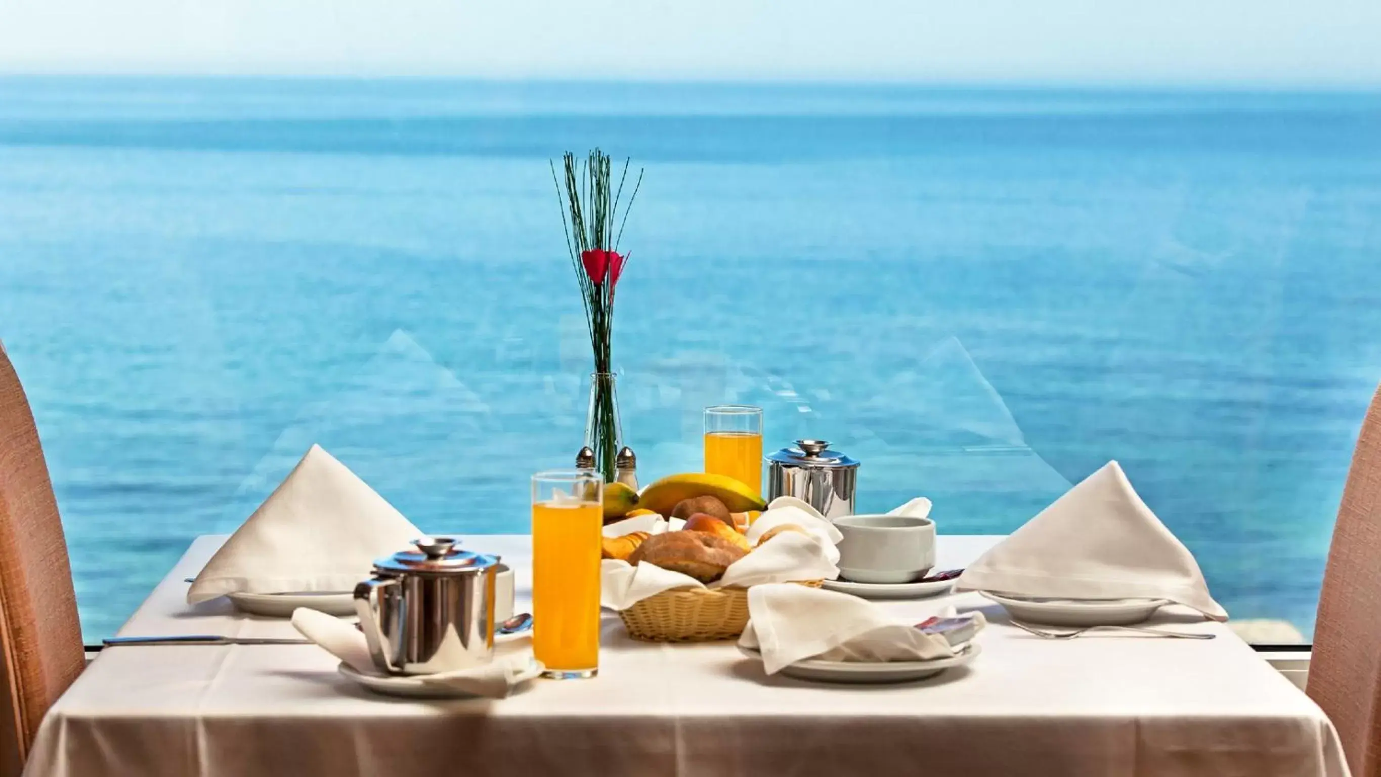 Restaurant/places to eat in Carcavelos Beach Hotel