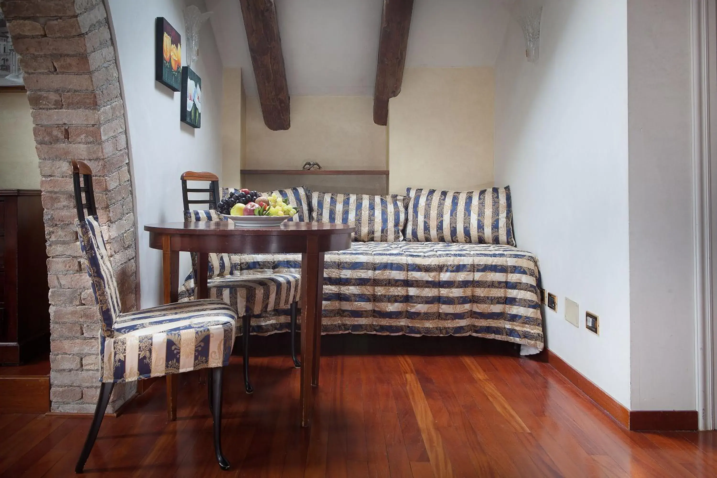 Bed, Seating Area in Hotel Villa Stucky