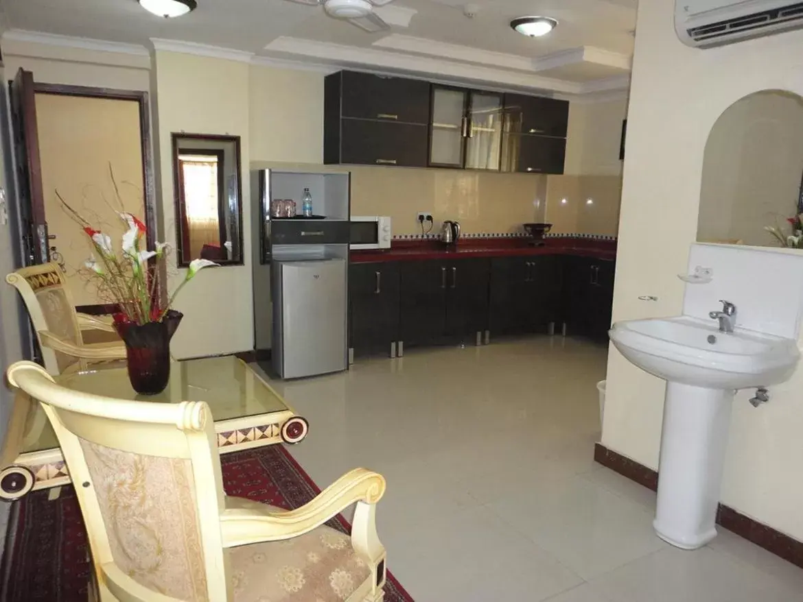 Shower, Kitchen/Kitchenette in Urban Rose Hotel & Apartments