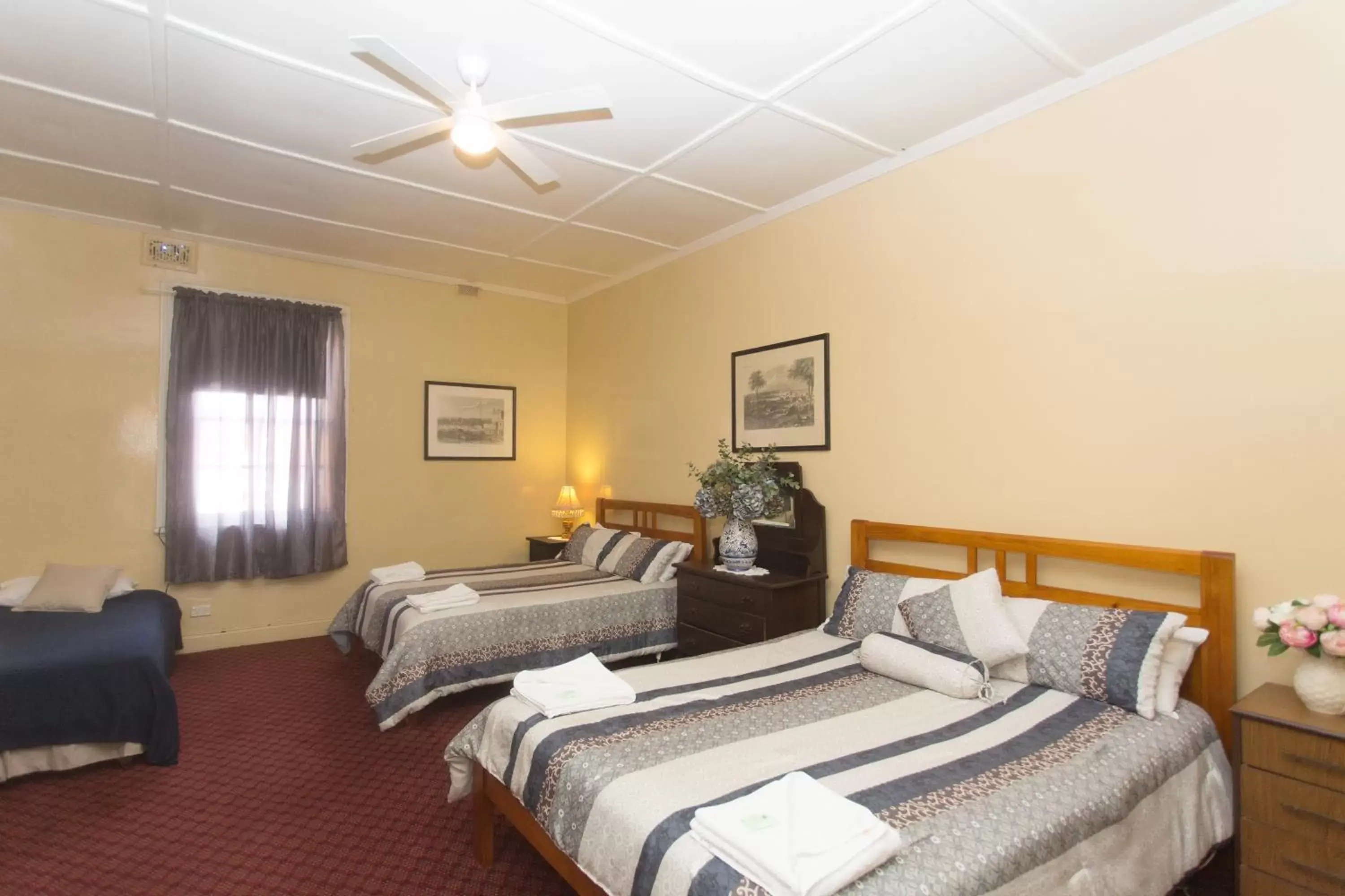 Bedroom, Bed in Southern Railway Hotel Goulburn