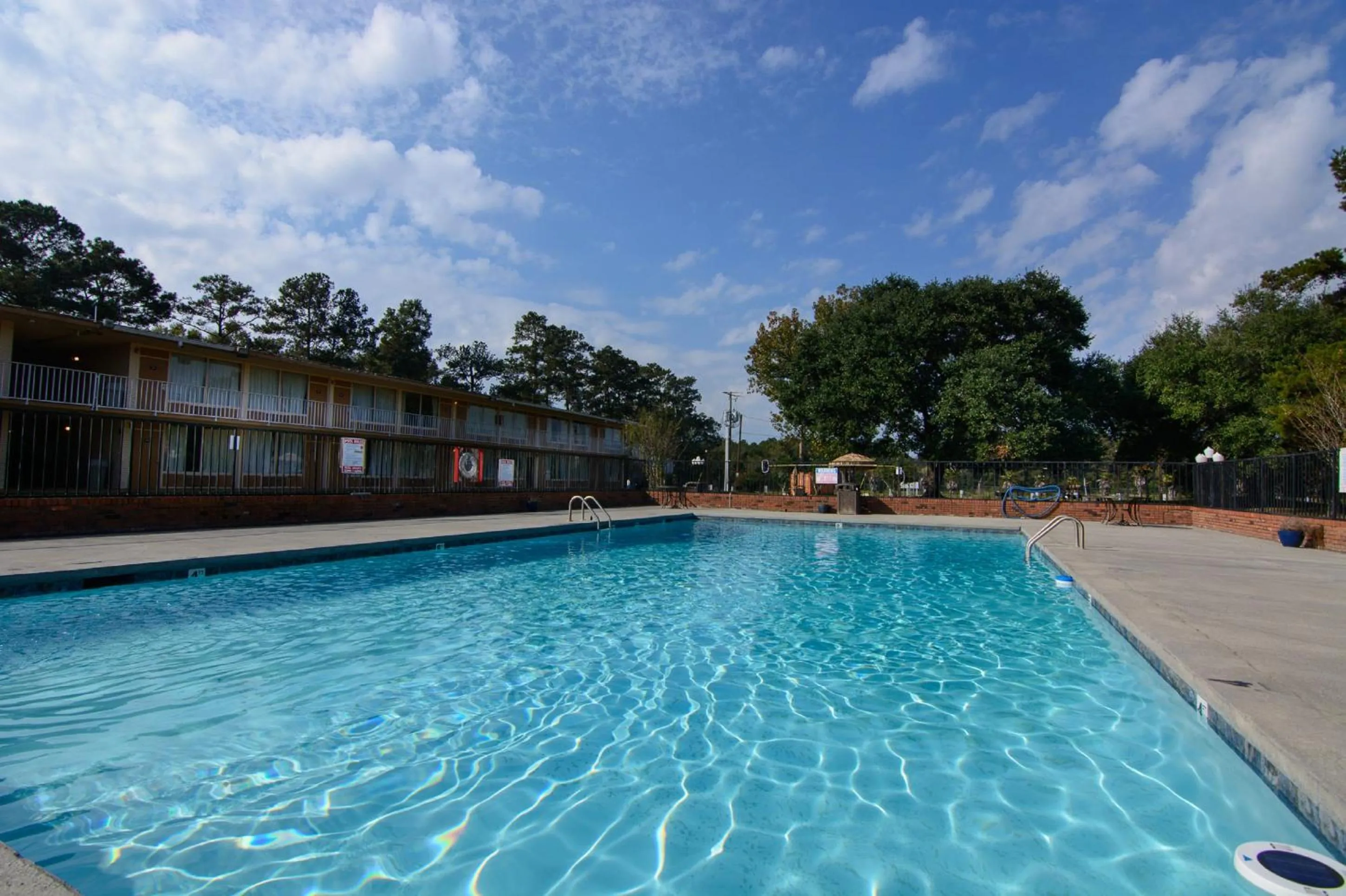 Swimming pool in Motel 6 Hammond, LA – I 12 – I 55
