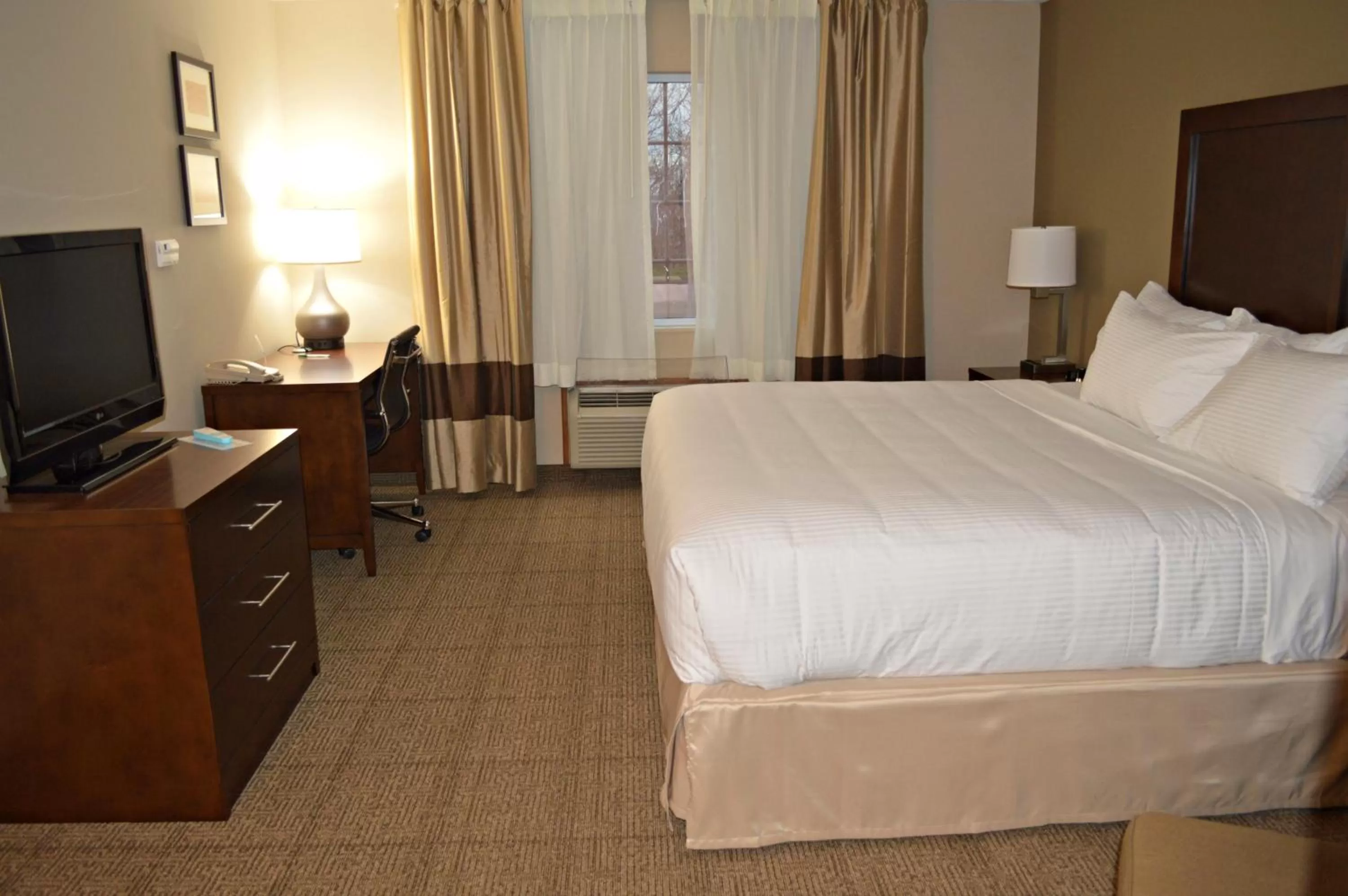 Bedroom, Bed in Wyndham Garden Hotel Cross Lanes Charleston