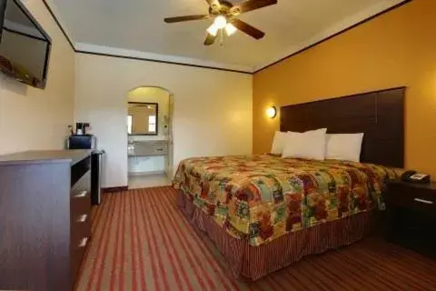 Photo of the whole room, Bed in Guest Inn San Benito/Harlingen