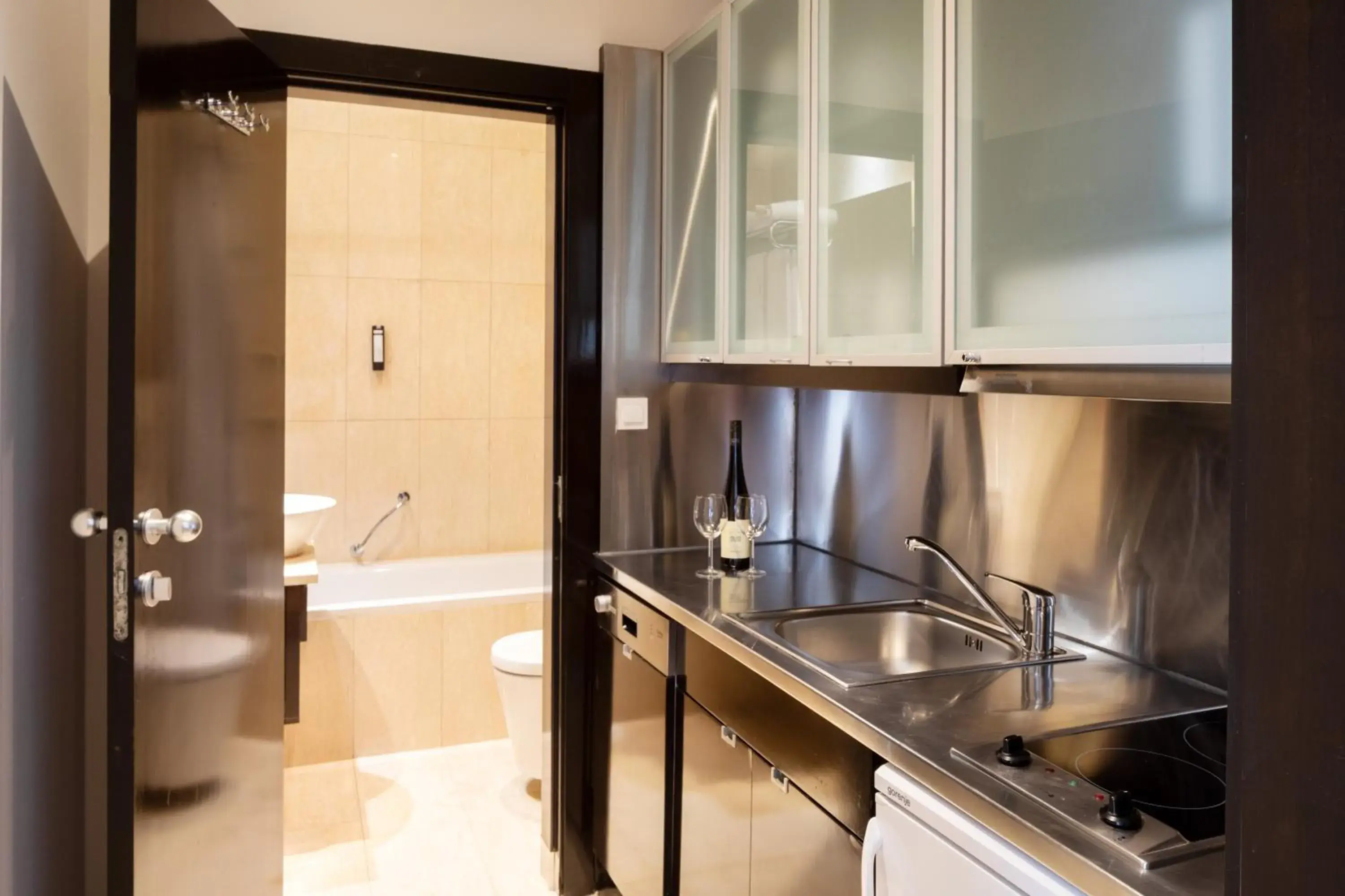 Bathroom, Kitchen/Kitchenette in The Levante Rathaus Apartments