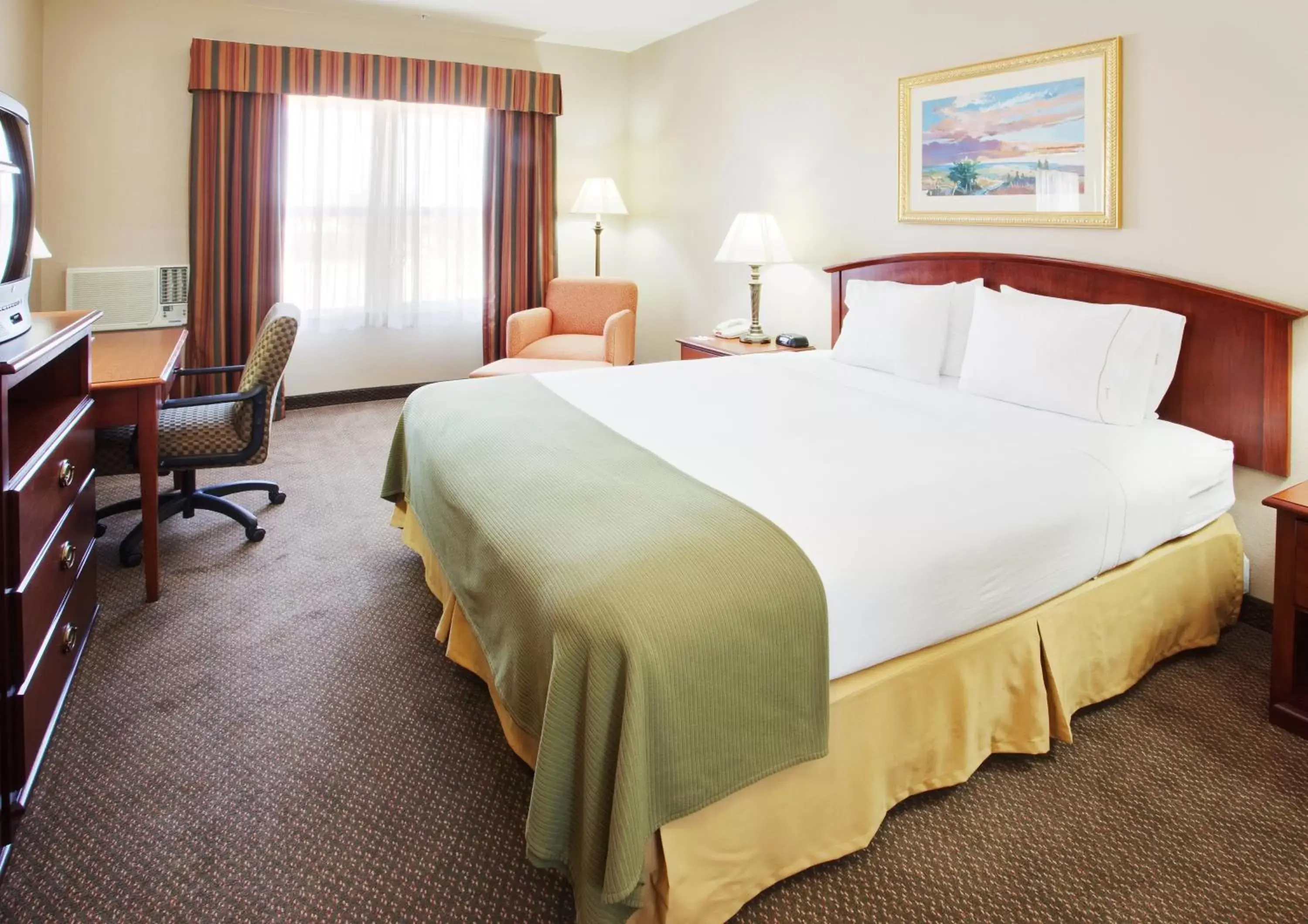 Photo of the whole room, Bed in Holiday Inn Express- West Sacramento, an IHG Hotel