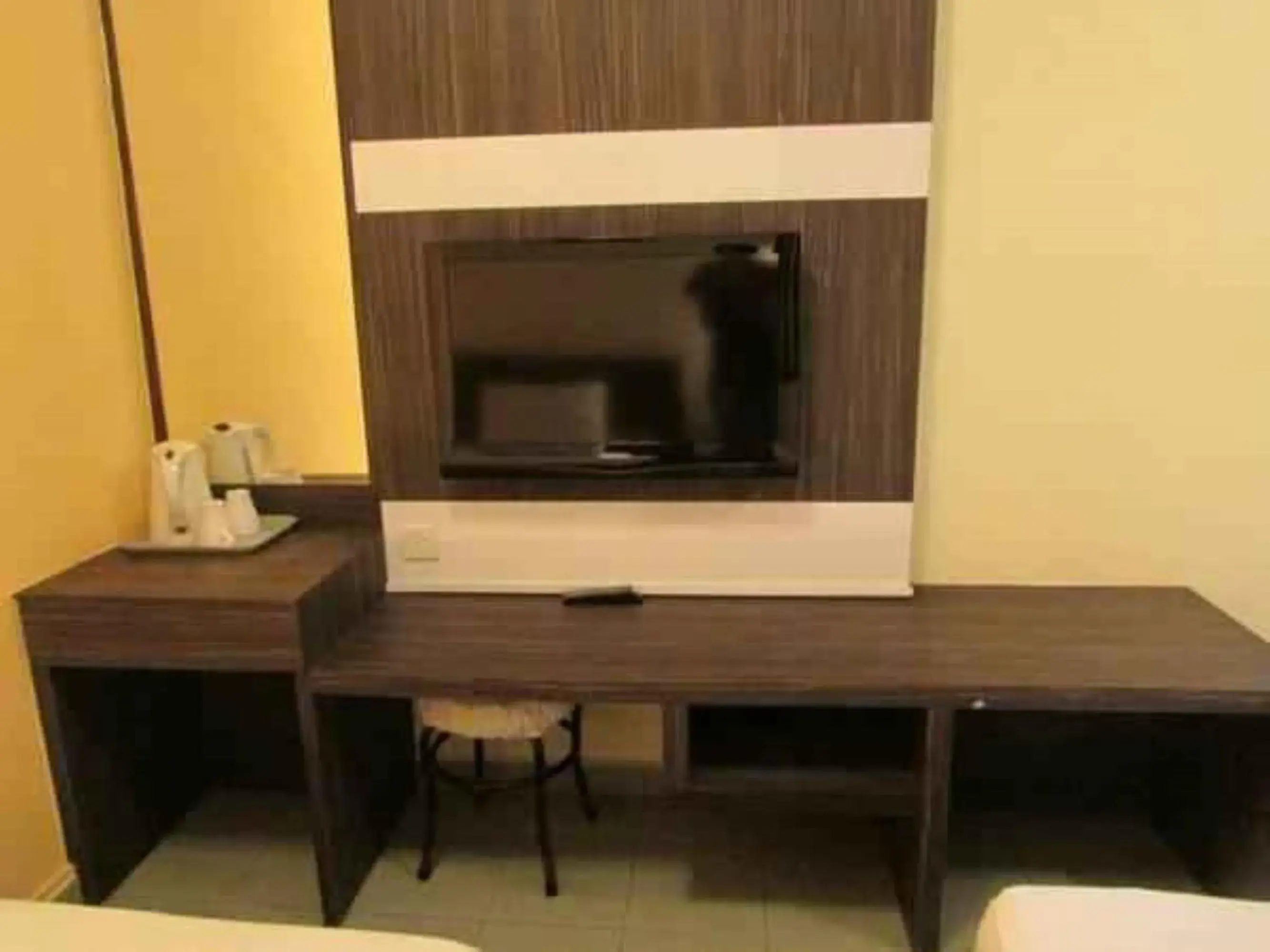 Bedroom, TV/Entertainment Center in SENG WAH HOTEL