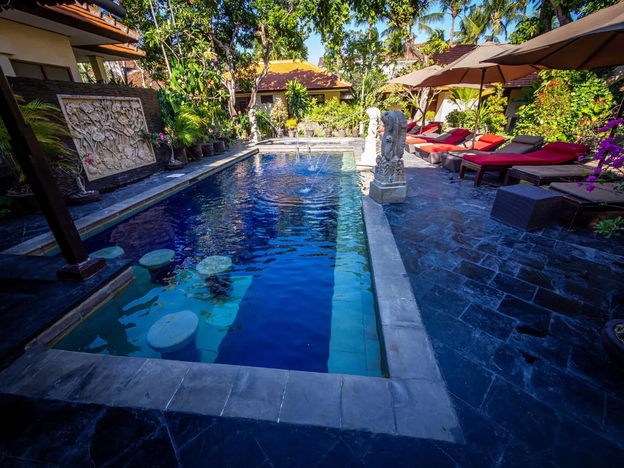 Swimming pool in Yulia Beach Inn Kuta Swimming pool in Yulia Beach Inn Kuta