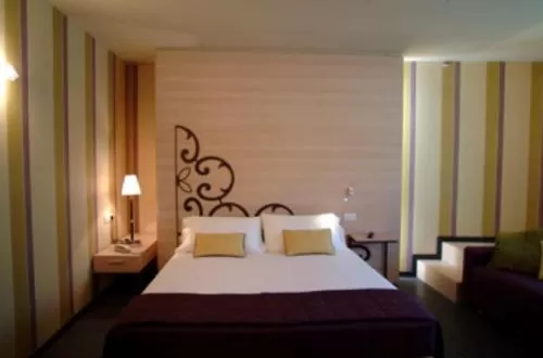 Bedroom, Bed in El Homs Palace Hotel