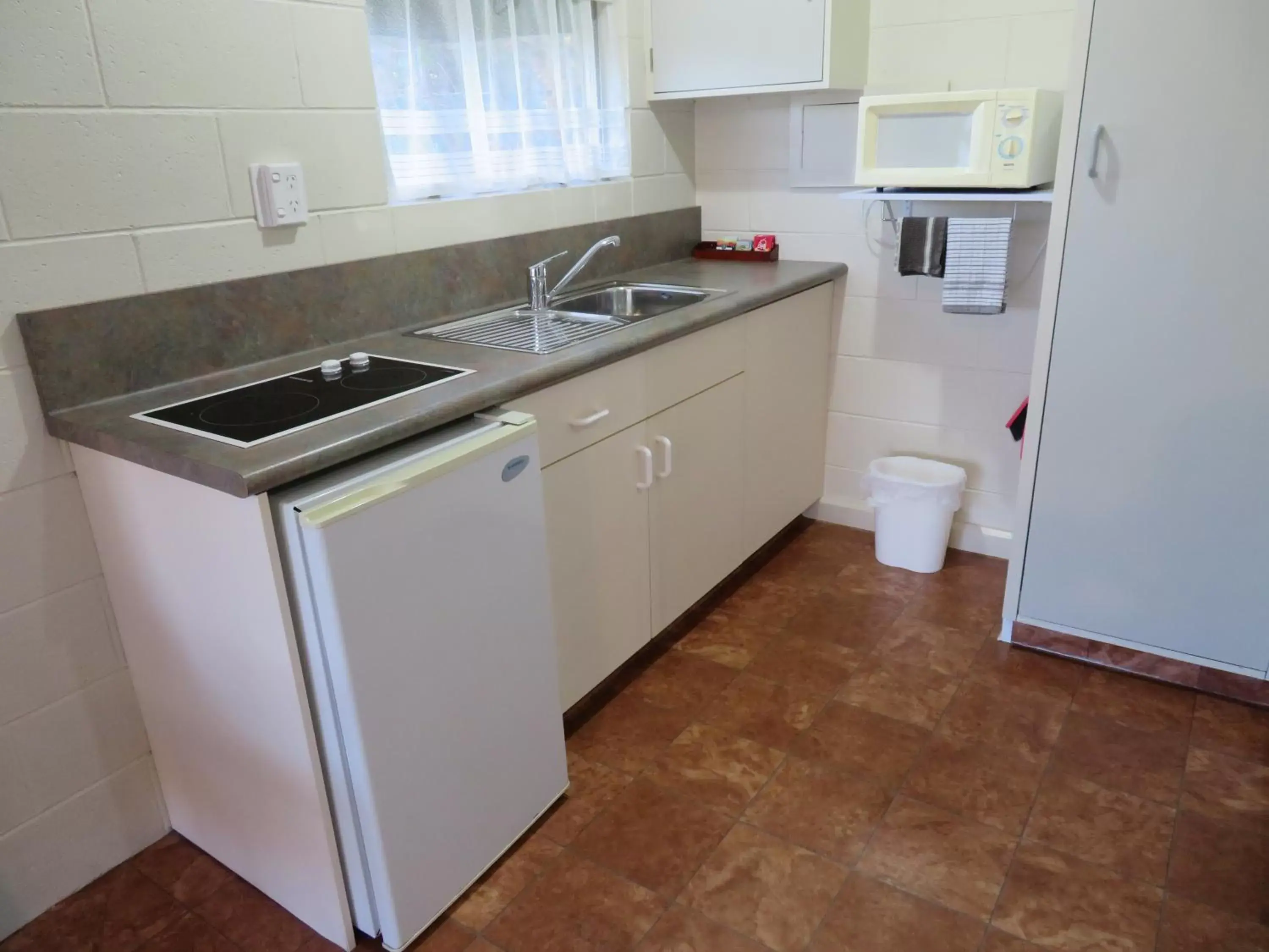 Kitchen or kitchenette, Kitchen/Kitchenette in Commodore Court Motel