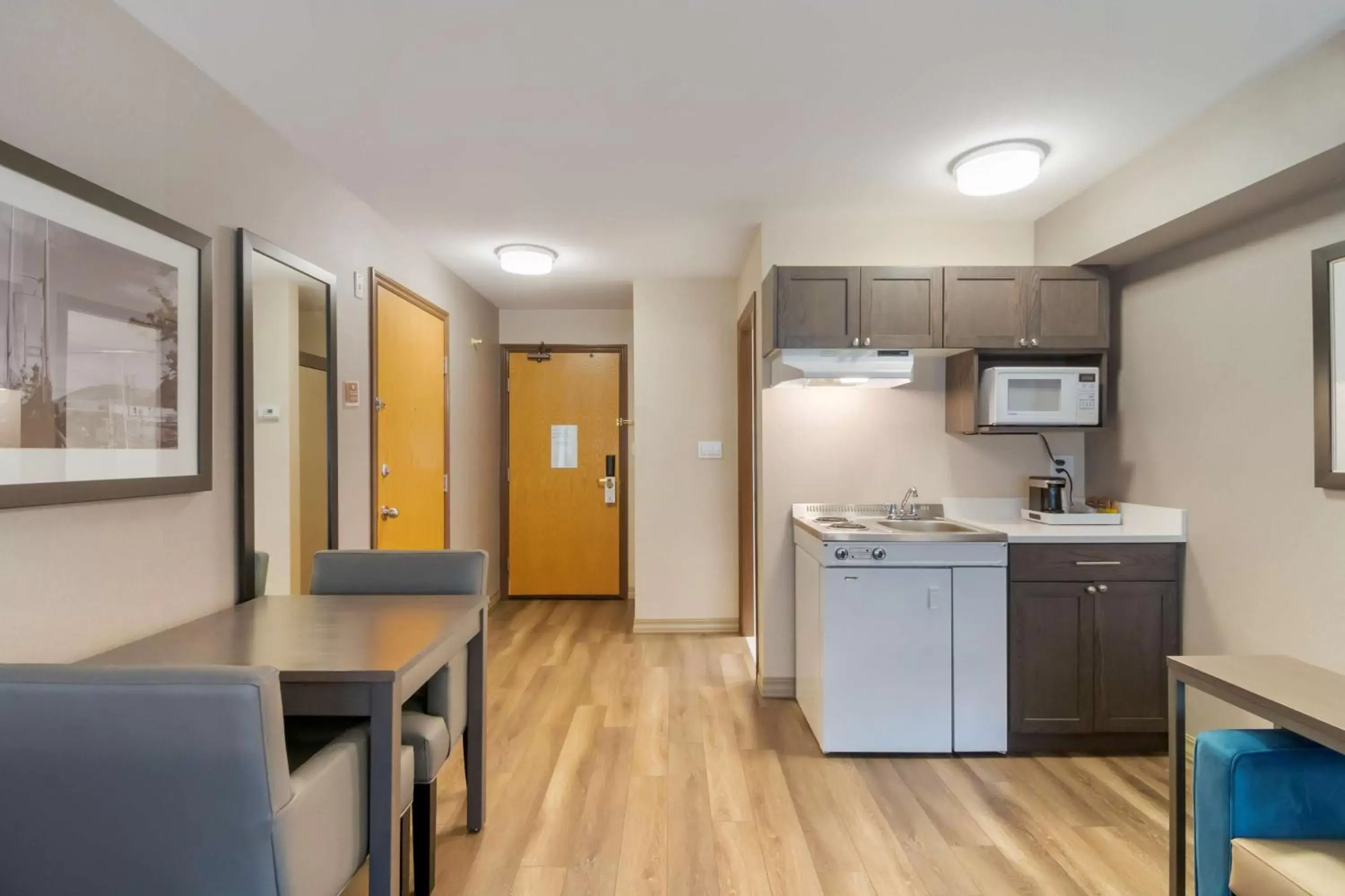 Bedroom, Kitchen/Kitchenette in Best Western Premier Aberdeen Kamloops