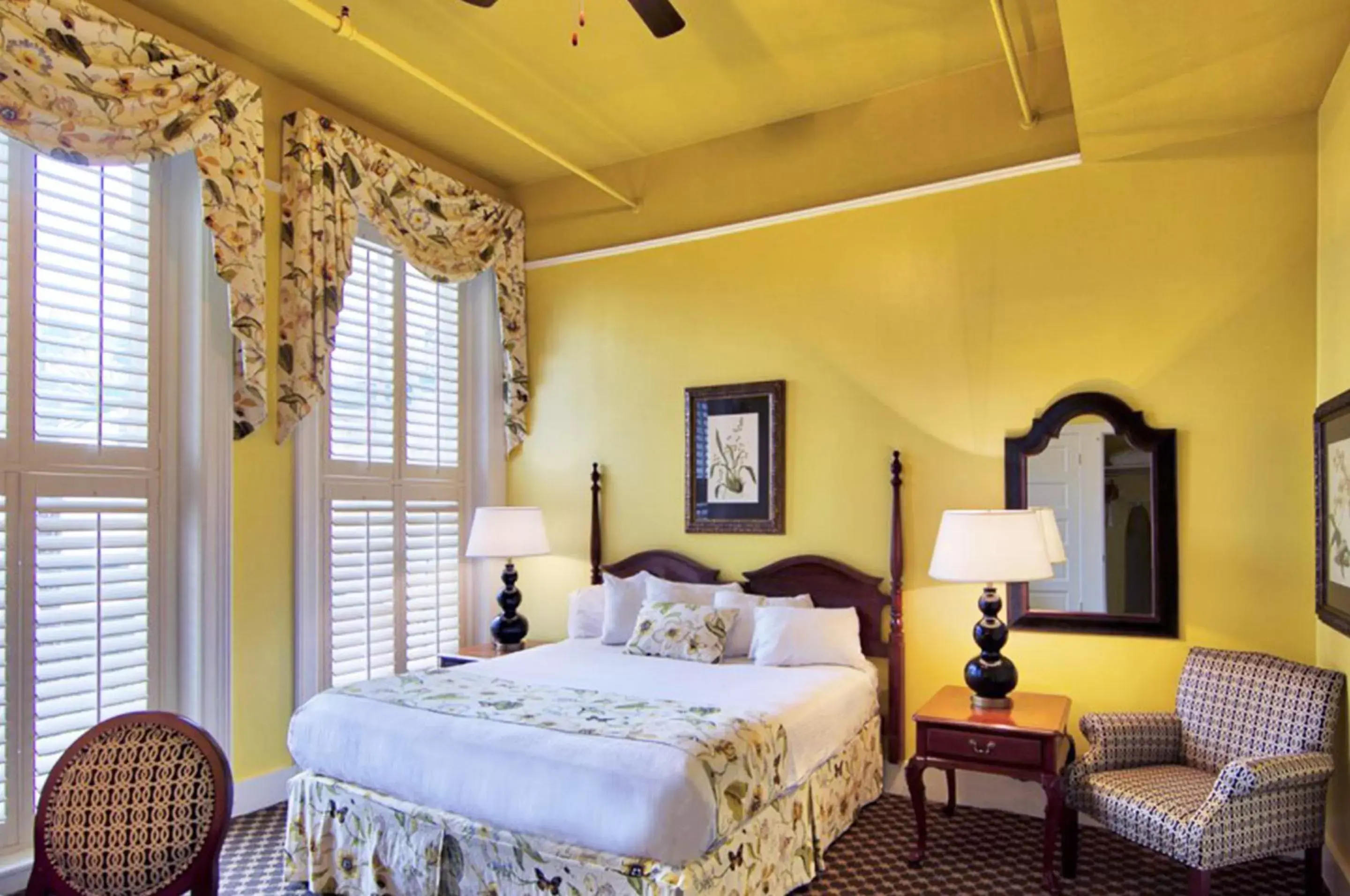 Photo of the whole room, Bed in Menger Hotel