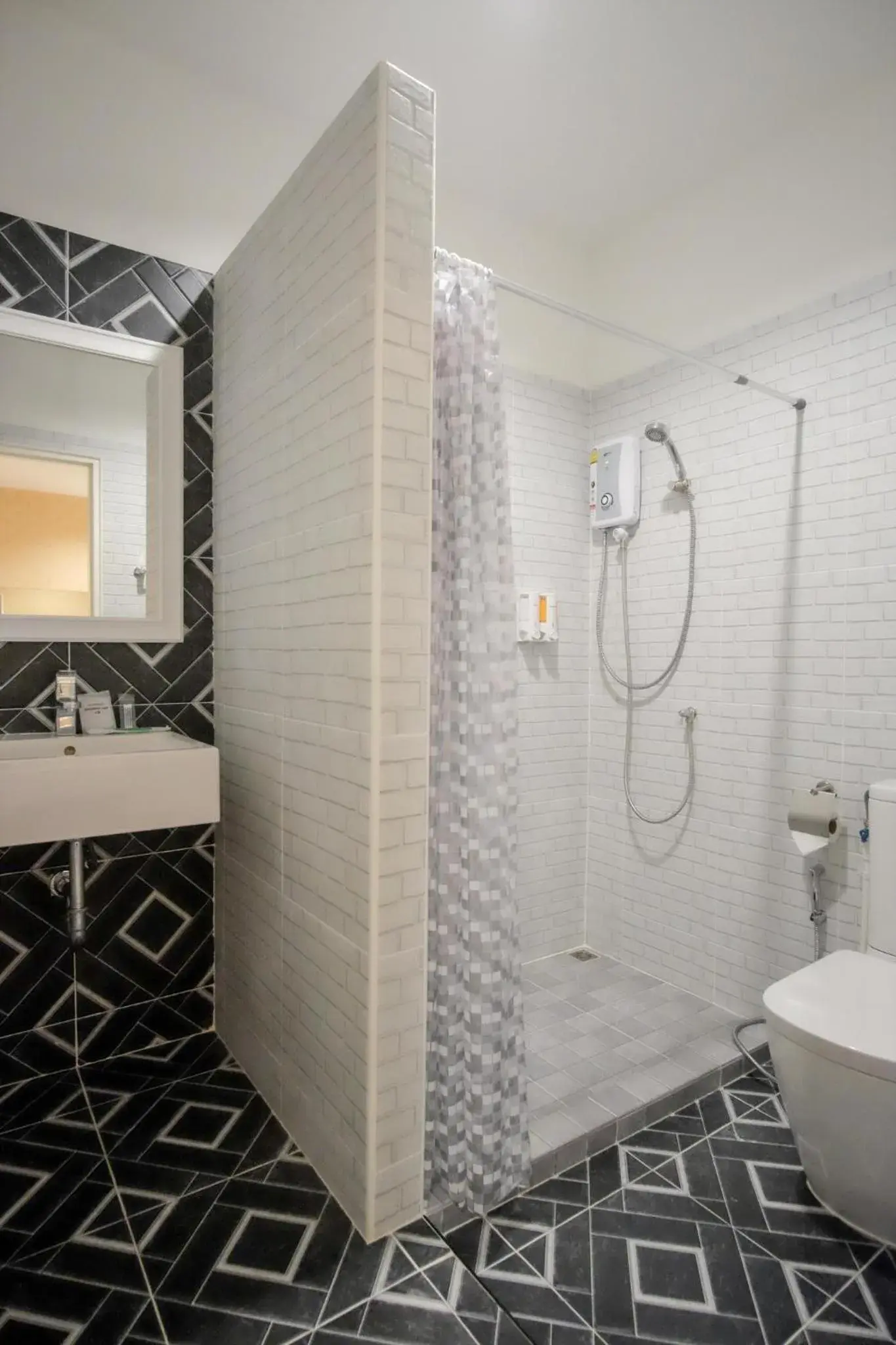 Shower, Bathroom in The O-Zone Airport Inn