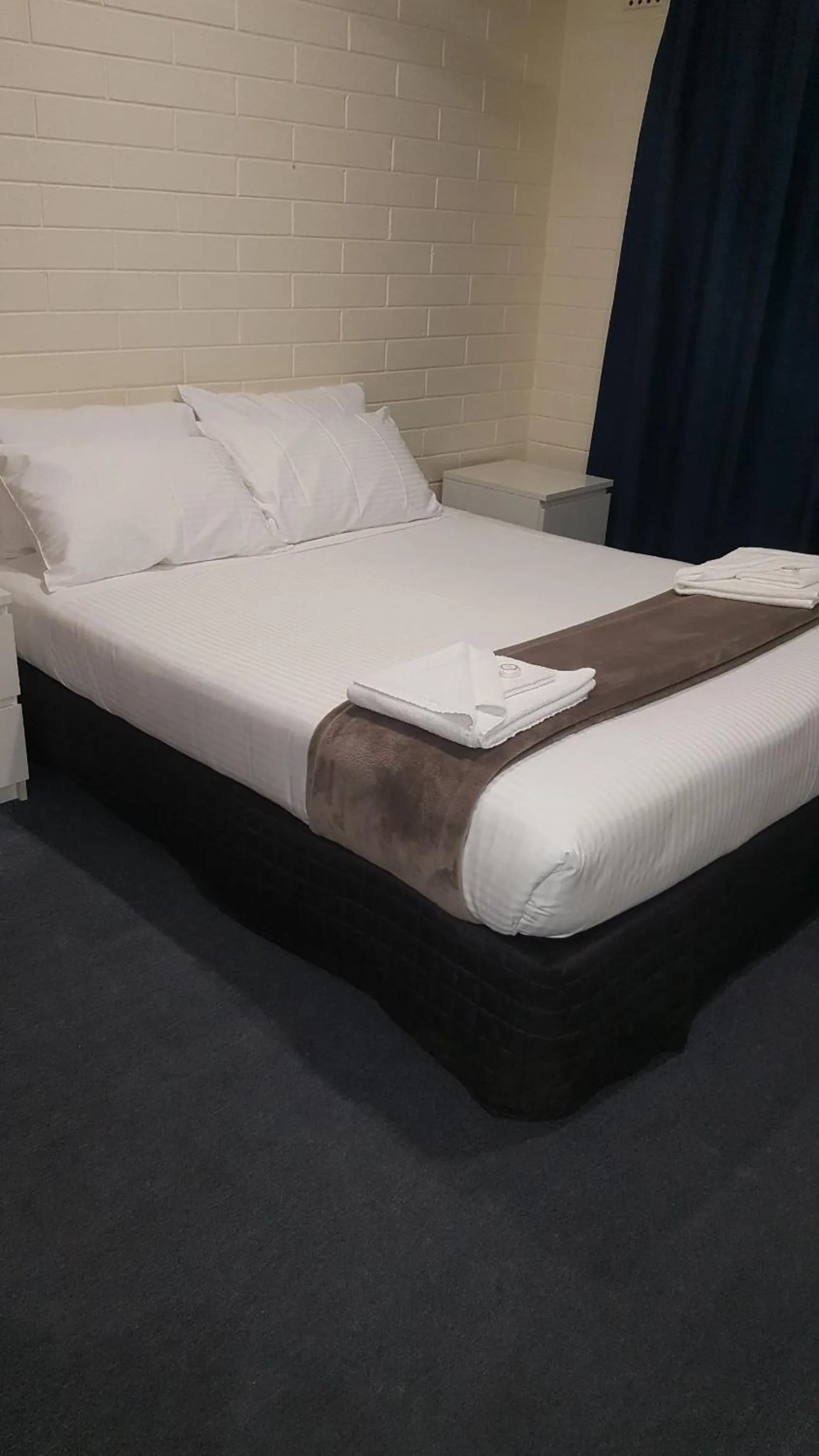 Bed in Lockleys Hotel