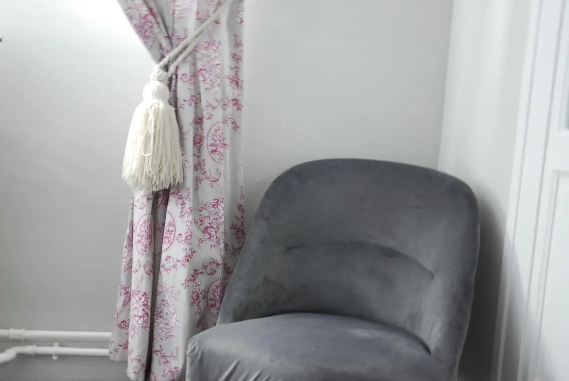 Bedroom, Seating Area in Hotel Mirabeau