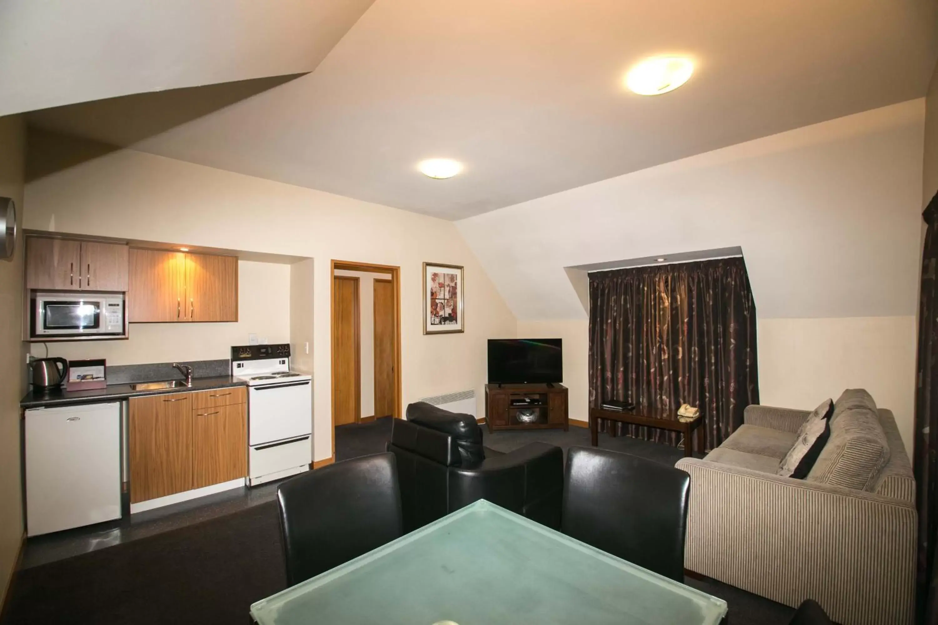 Superior One-Bedroom Apartment - Top Floor in Allan Court Motel