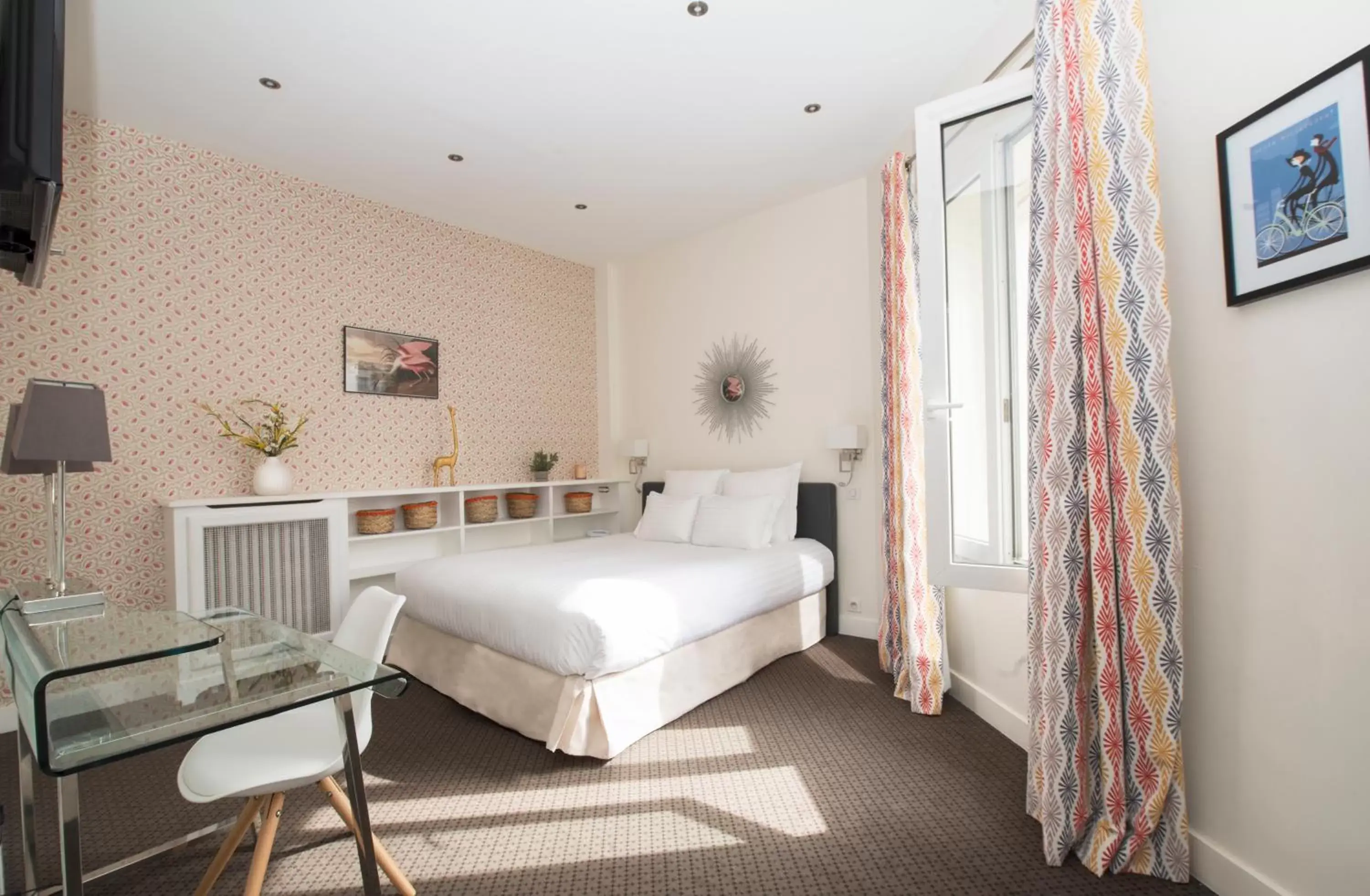 Photo of the whole room, Bed in Hôtel Des Batignolles