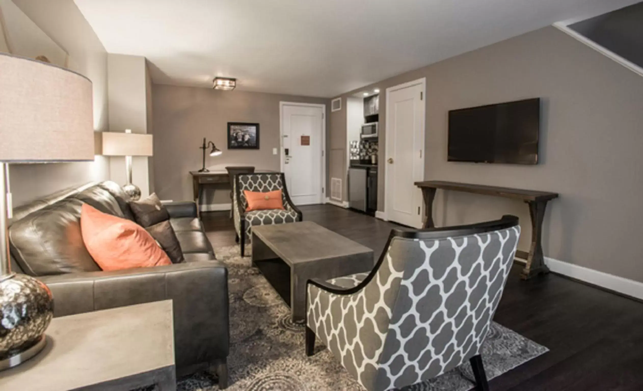 Living room in Magnolia Hotel Omaha Living room in Magnolia Hotel Omaha