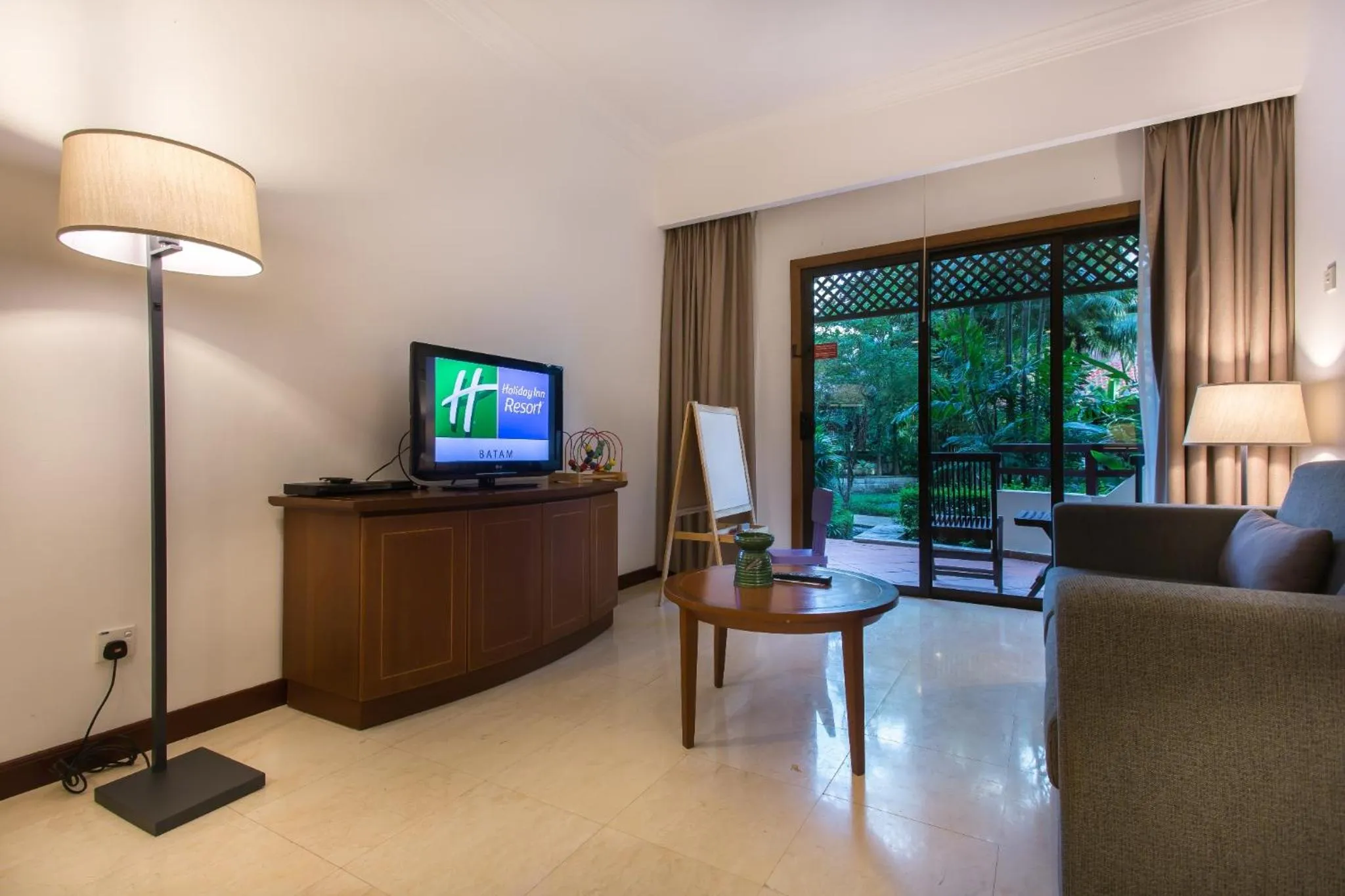 Communal lounge/ TV room in Holiday Inn Resort Batam by IHG