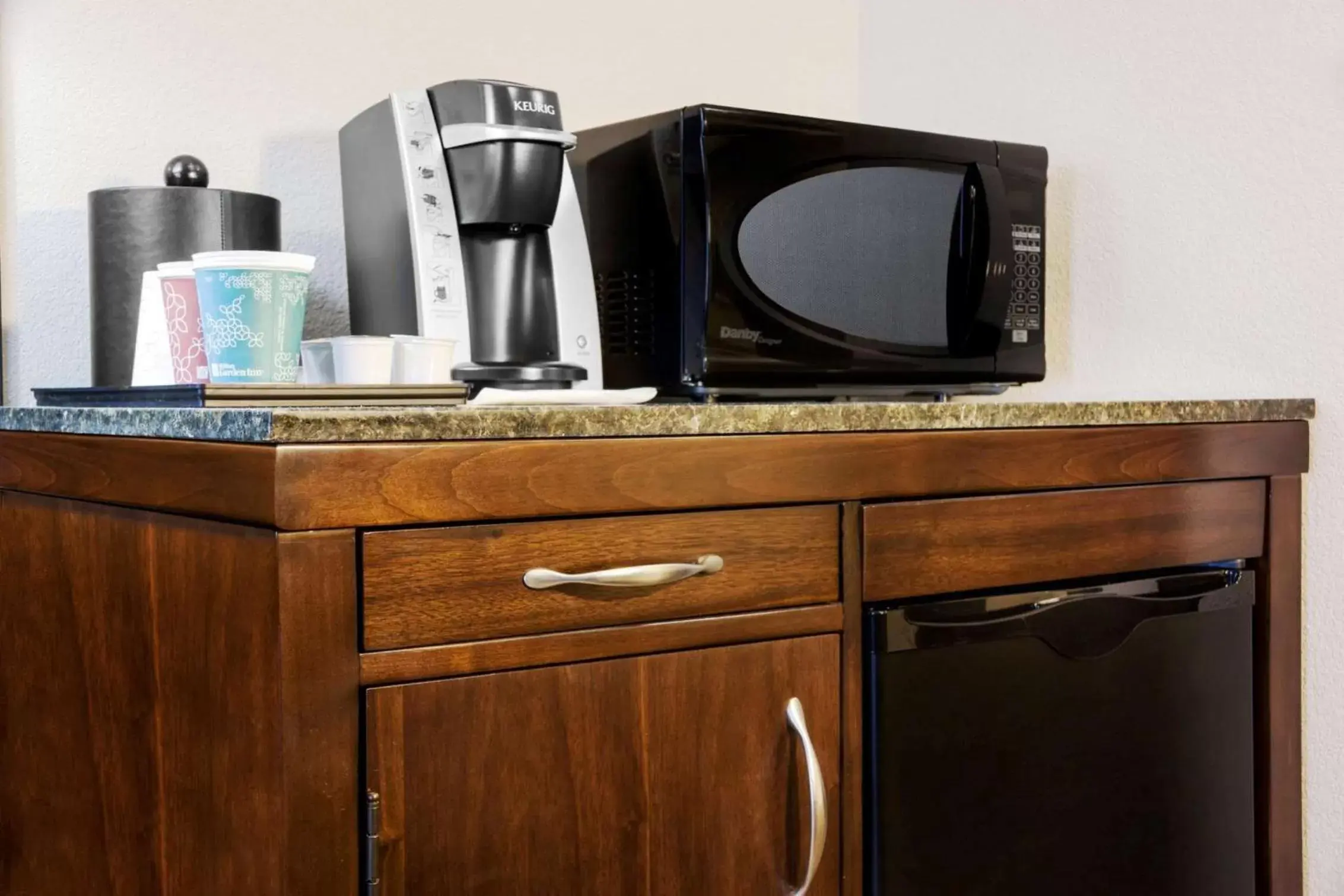 Kitchen or kitchenette, Coffee/Tea Facilities in Hilton Garden Inn Denison/Sherman/At Texoma Event Center