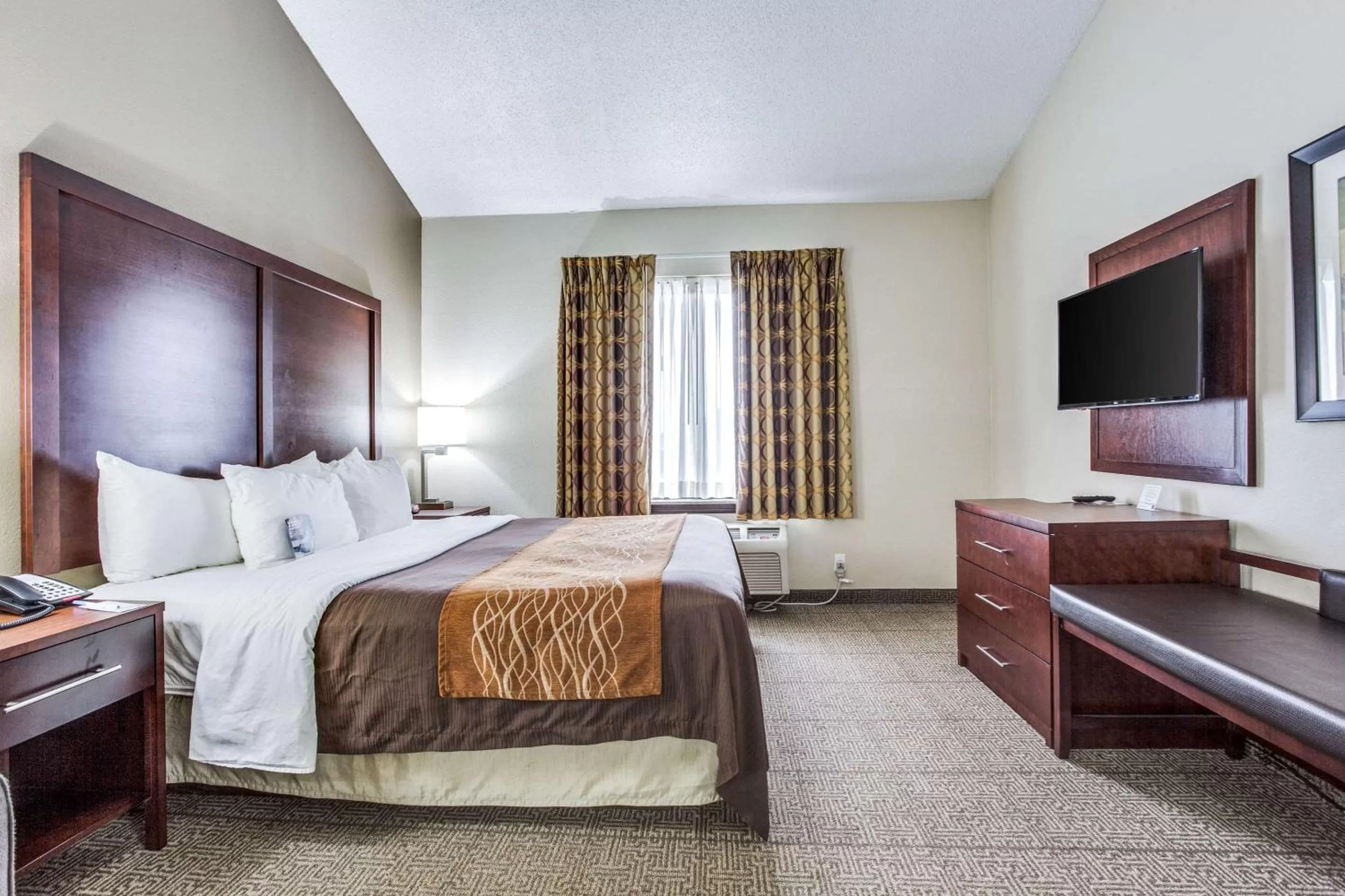 Photo of the whole room, Bed in Comfort Inn & Suites Love Field-Dallas Market Center