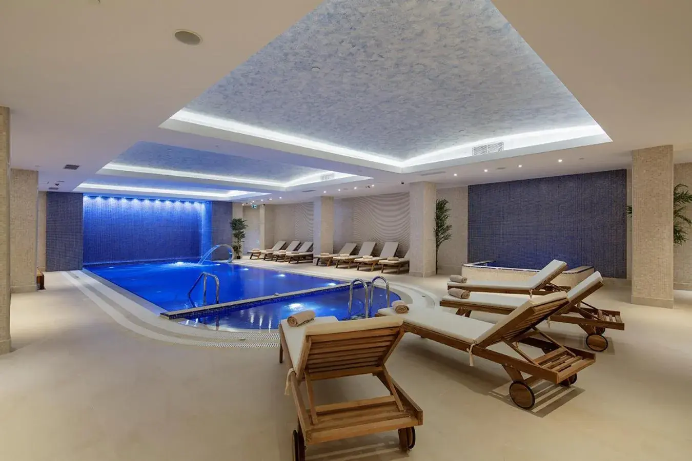 Swimming Pool in DoubleTree By Hilton Hotel Istanbul - Tuzla