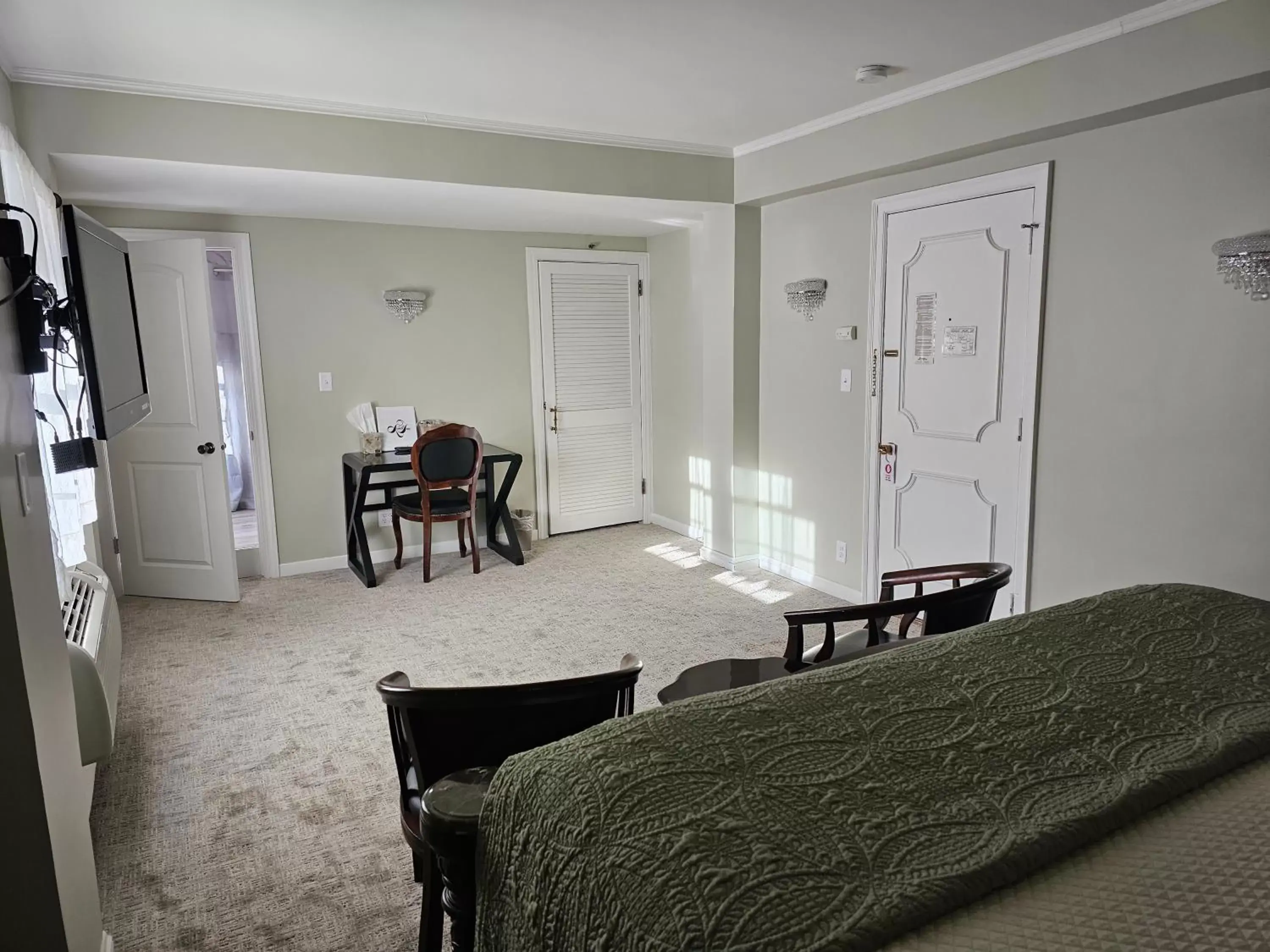 Bedroom, Seating Area in Lowell Inn