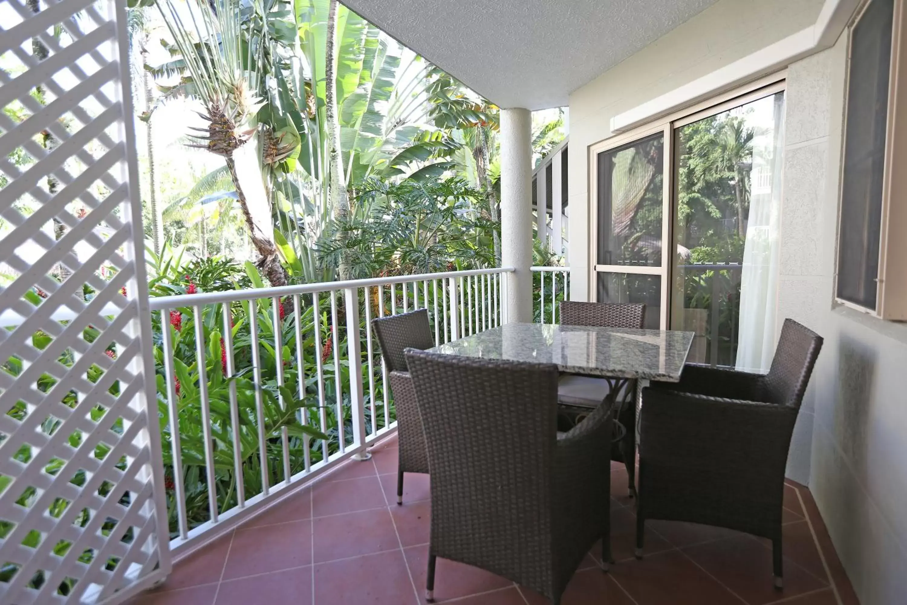 Garden view, Balcony/Terrace in Cairns Beach Resort