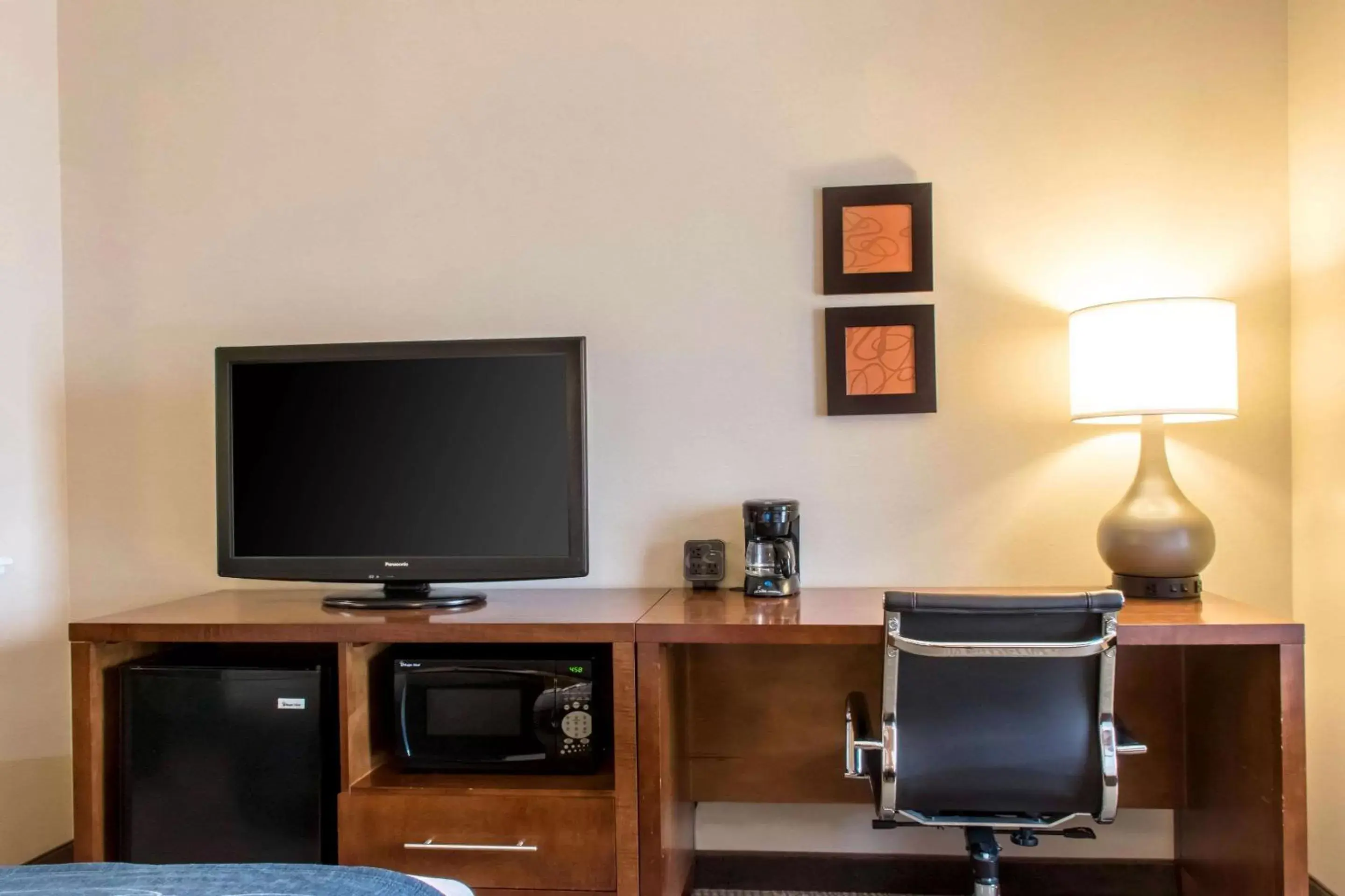Photo of the whole room, TV/Entertainment Center in Comfort Suites Scranton near Montage Mountain