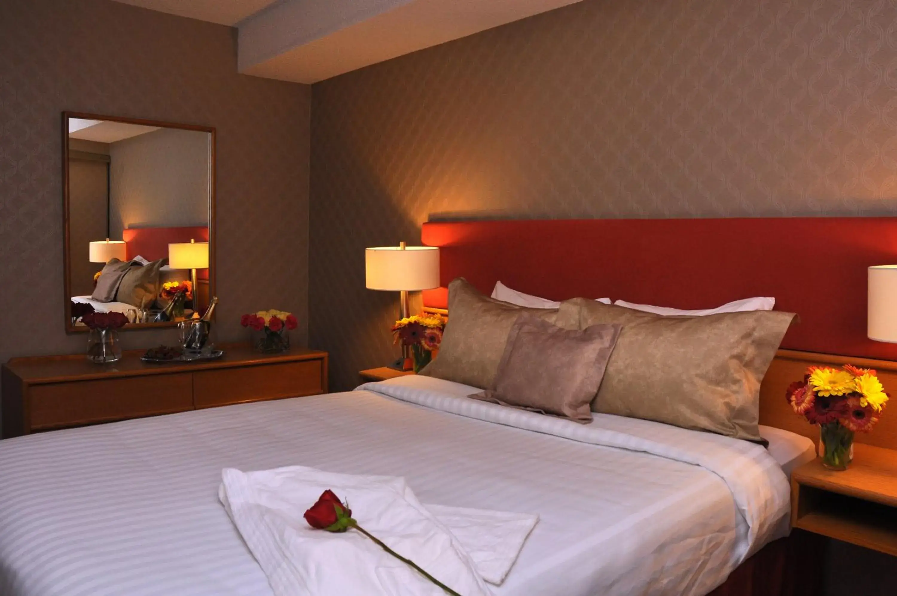 Bedroom, Bed in Cartier Place Suite Hotel