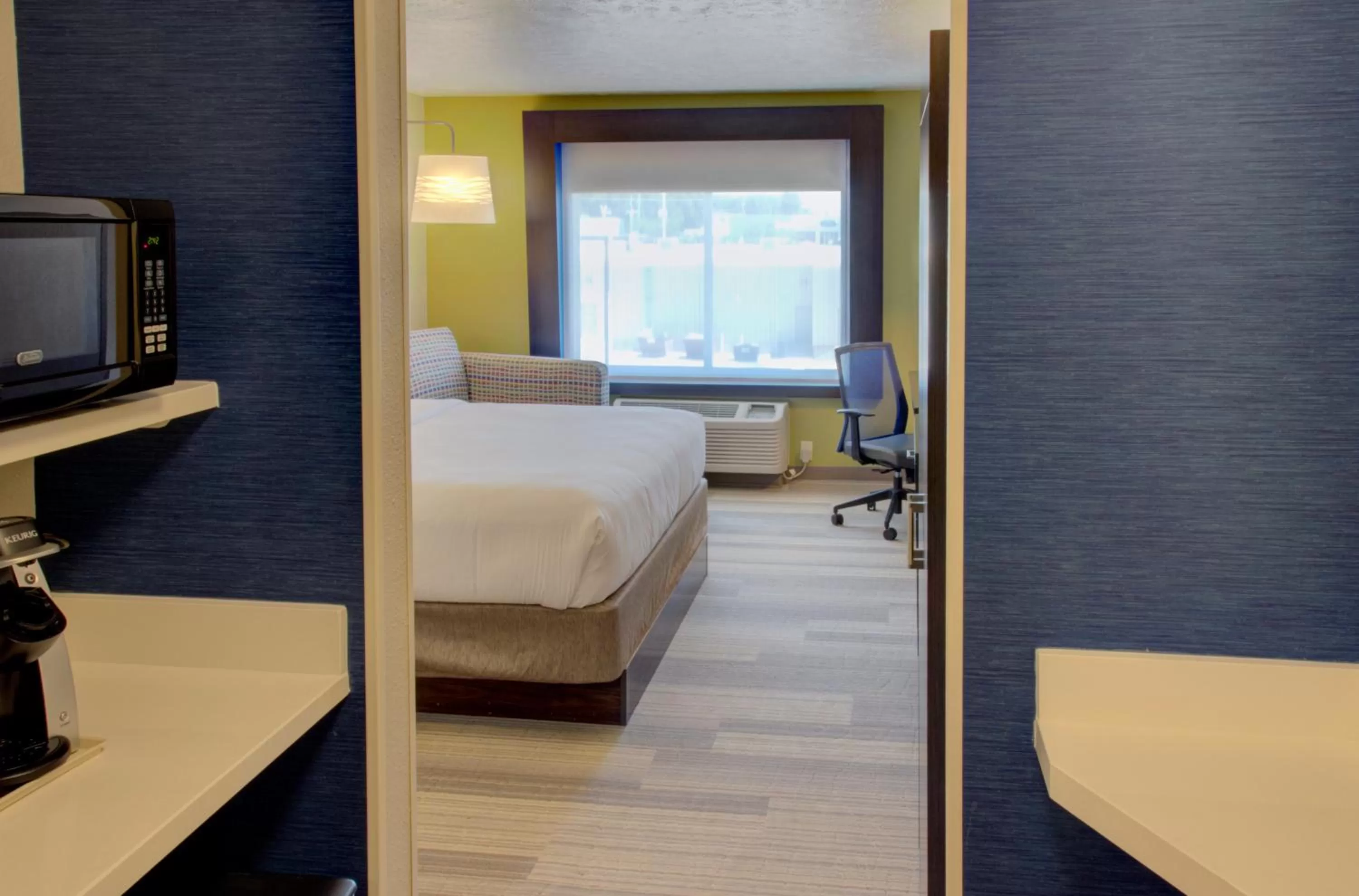 Photo of the whole room, Bed in Holiday Inn Express & Suites Le Mars by IHG