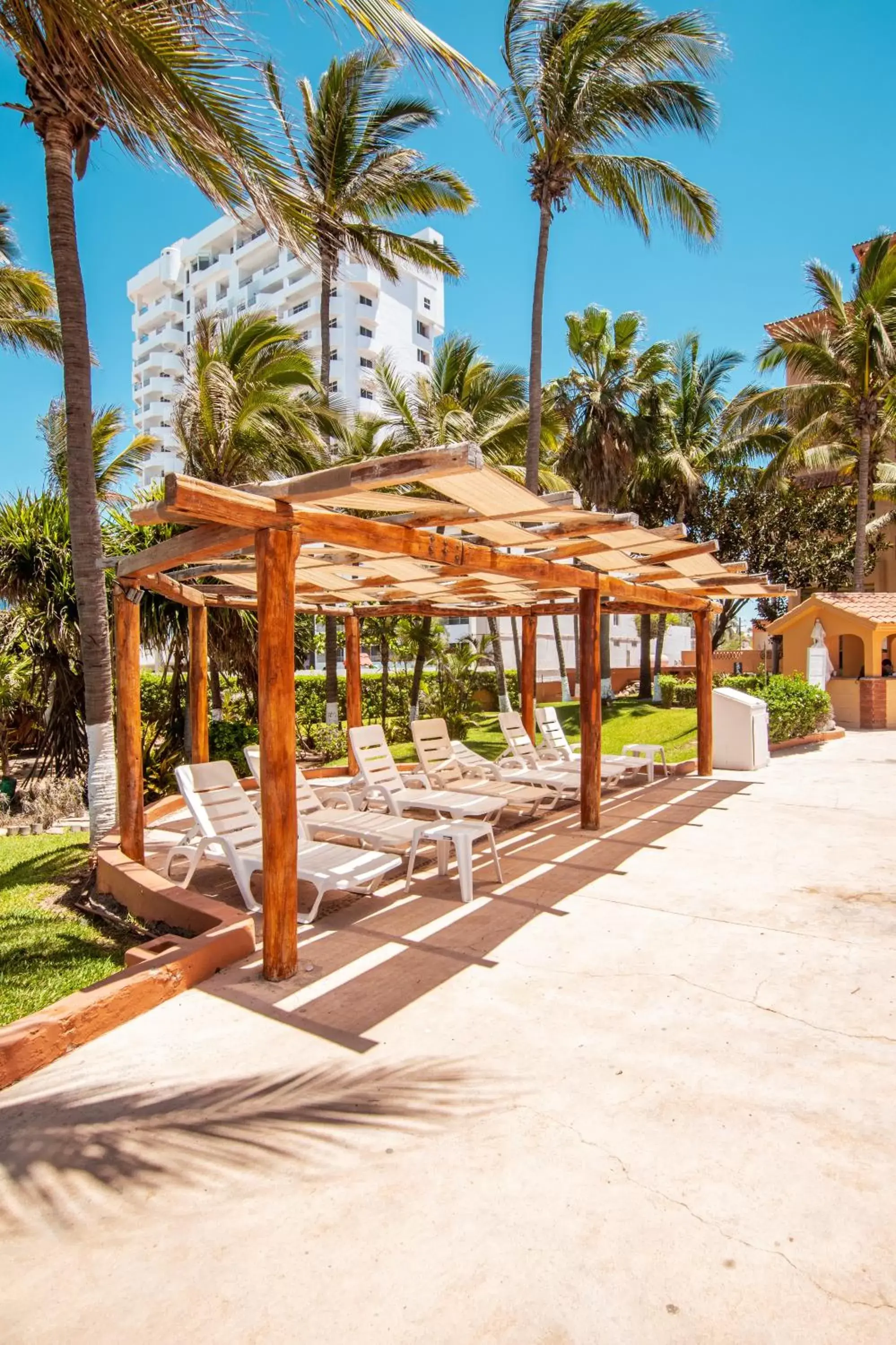 Swimming pool in Costa de Oro Beach Hotel